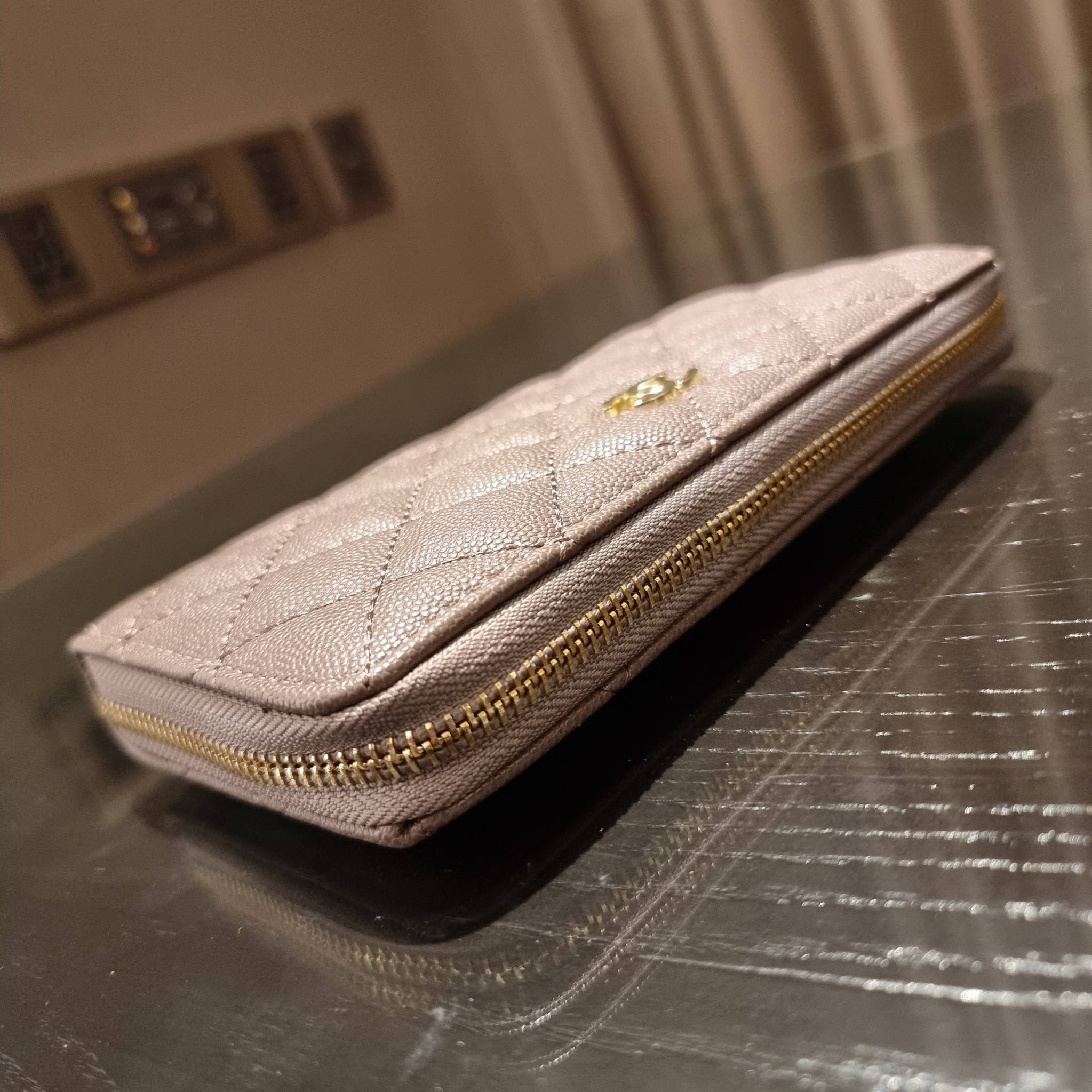 VIP 】กระเป๋าสตางค์ใบยาวรุ่นซิปรอบ สวยรับทรัพย์จาก Chanel วัสดุหนังลายคาร์เวีย ใช้แล้วขับผิวสุดๆ เปิด-ปิดด้วยซิปรูดรอบใบ ใช้งานง่าย ภายในกระเป๋ามีช่องใส่บัตรได้ ใส่ธนบัตรหรือเหรียญได้ มีช่องซิปแยกอีกหนึ่งช่อง ดีไซน์เรียบหรูแบบนี้ สาวๆห้ามพลาดกันน้า!! ซื้อใ