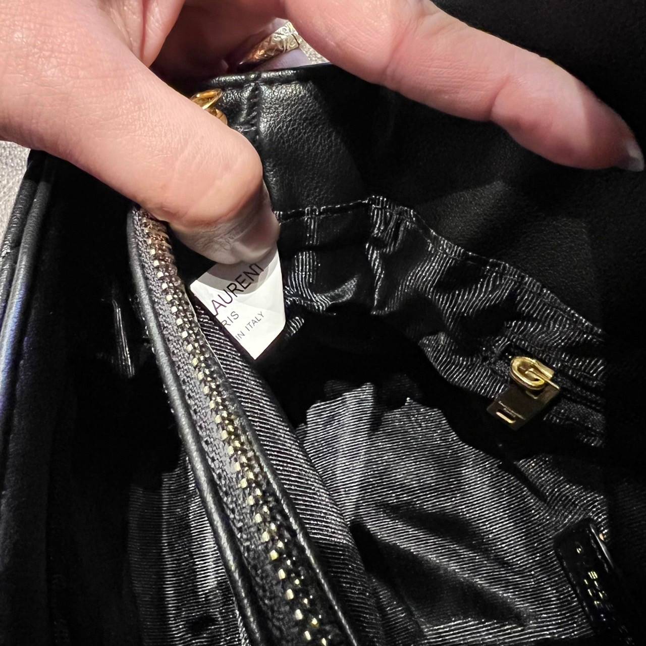 Yves Saint laurent crossbody boutique vip bag กระเป๋าสะพายไหล่ ดีไซน์ทรงสวยหรู พิเศษ แถมฟรี พวงกุญแจห้อยอะไหล่สีทอง ดูแพงไปหมดจริงๆไอเท็มนี้ วัสดุหนังสังเคราะห์ เปิด-ปิดด้วยกระดุมแม่เหล็ก ภายในโล่งกว้าง มาพร้อมหูจับในตัว และสายสะพายครอสบอดี้ที่สามารถถอดออ