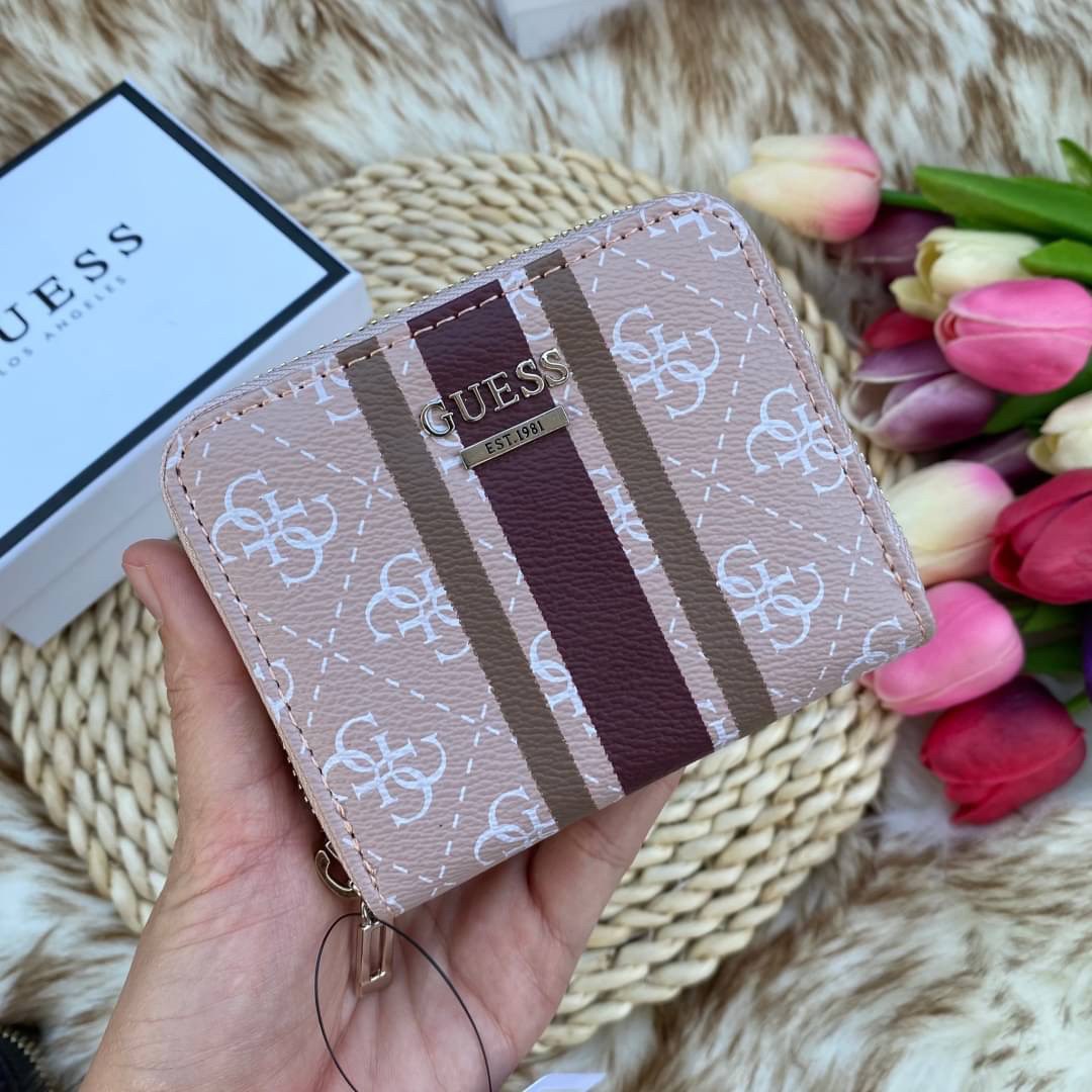 Guess wallet กระเป๋าสตางค์ใบสั้นซิปรอบทั้งใบ หนังลายแบรนด์ทั้งใบด้านหน้าติดโลหะโลโก้แบรนด์ หนังดีงามมาก