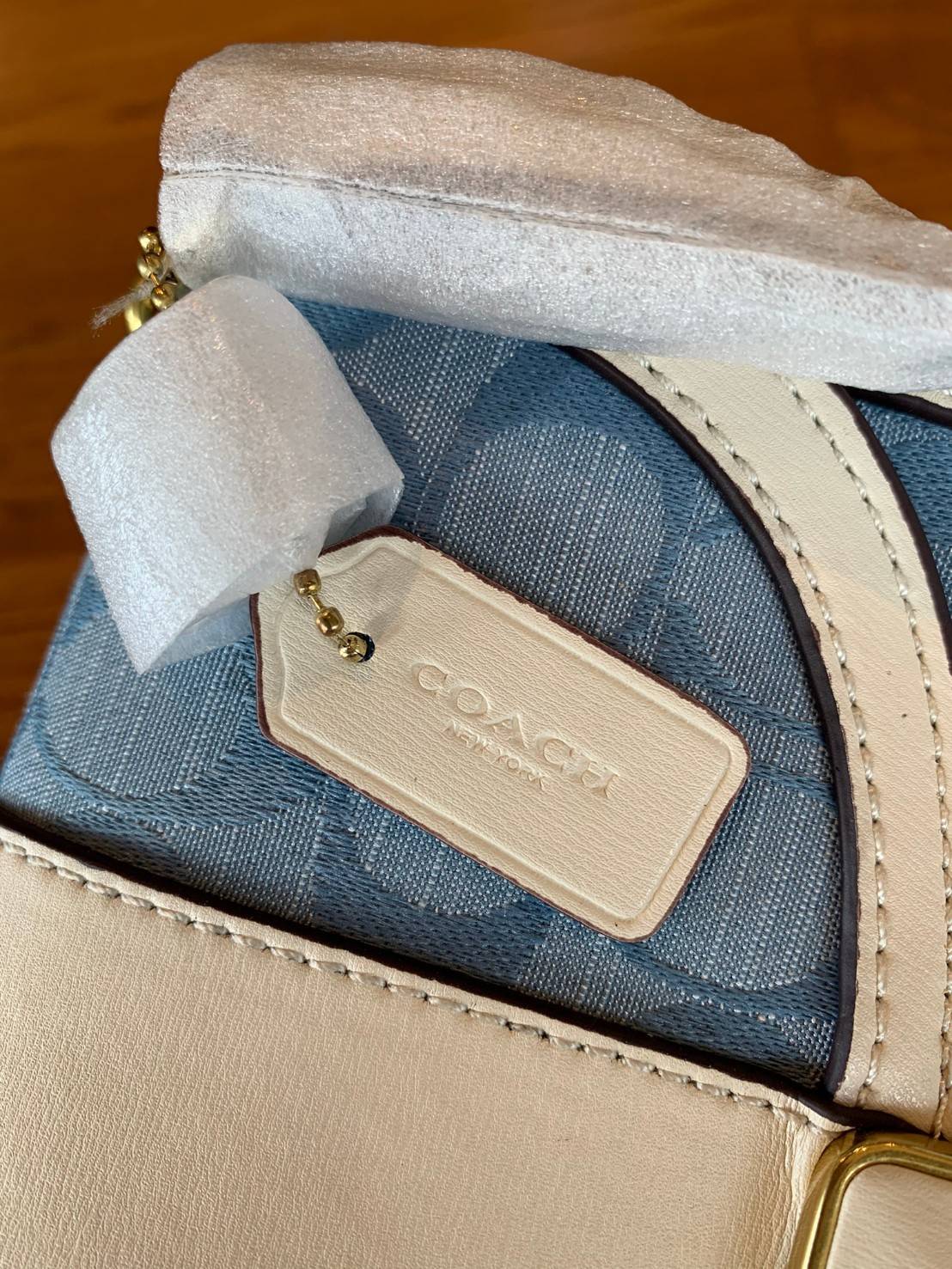 COACH ALIE SADDLE BAG IN SIGNATURE JACQUARD (C4694//C3464) New item!! กระเป๋าสะพายทรง saddle ดีไซน์วินเทจย้อนยุค แฝงความหรูในตัวด้วยอะไหล่สีทองเหลือง โดดเด่นไม่ซ้ำใครแน่นอน วัสดุผ้า jacquard สลับหนังแท้ ภายในเป็นช่องโล่ง มาพร้อมสายสะพายครอสบอดี้ ที่สามารถ