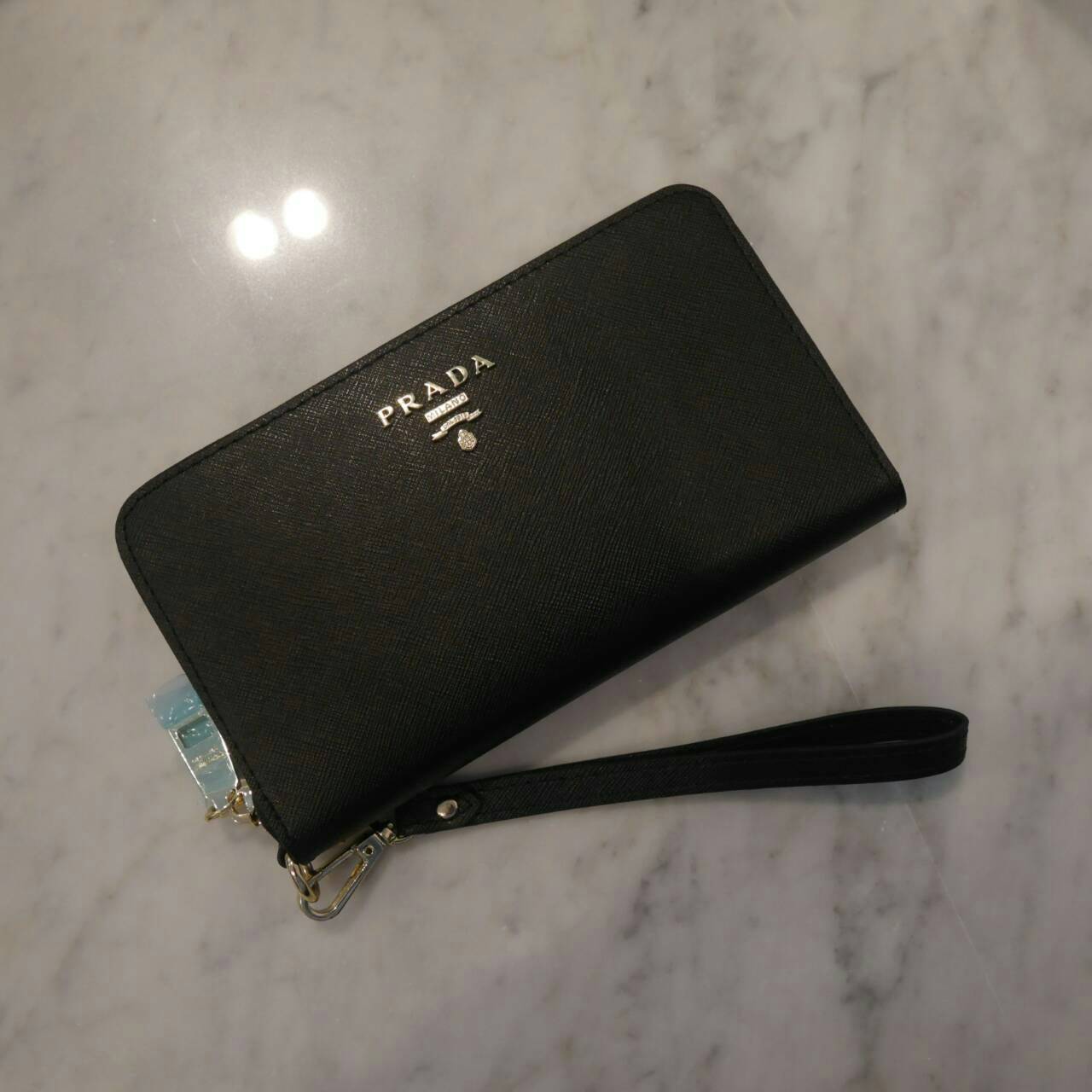 NEW Item! รุ่นที่รอคอย เข้าแล้วค้า กับงานพรีเมี่ยมกิ้ฟท์รุ่นหนัง ที่มีเพียงไม่กี่รุ่น Prada Wallet Saffiano กระเป๋าสตางค์ซิปรอบ **พร้อมสายคล้องมือ เปิดปิดด้วยซิป อะไหล่ทอง ปั้มแบรนด์ ทั้งใบ **จุดเด่น มีช่องใส่มือถือ ได้ถึงiphone7+ ใส่บัตรได้หลายช่อง ด้านใ