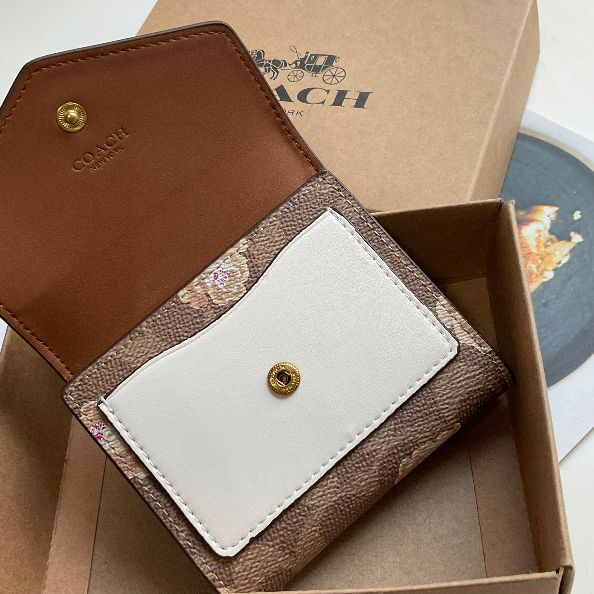 COACH SMALL WALLET IN SIGNATURE CANVAS กระเป๋าสตางค์ใบสั้น แบบพับสองตอน หน้าจดหมาย เปิดปิดด้วยกระดุมปั้มแบรนด์ ด้านในมีช่องใส่บัตรหลายช่อง และช่องใส่ธนบัตร ด้านหลังมีช่องซิปเหรียญอีกหนึ่งช่อง น้ำหนักเบา พกพาสะดวก มีให้เลือกหลายสี ห้ามพลาดค่ะ!