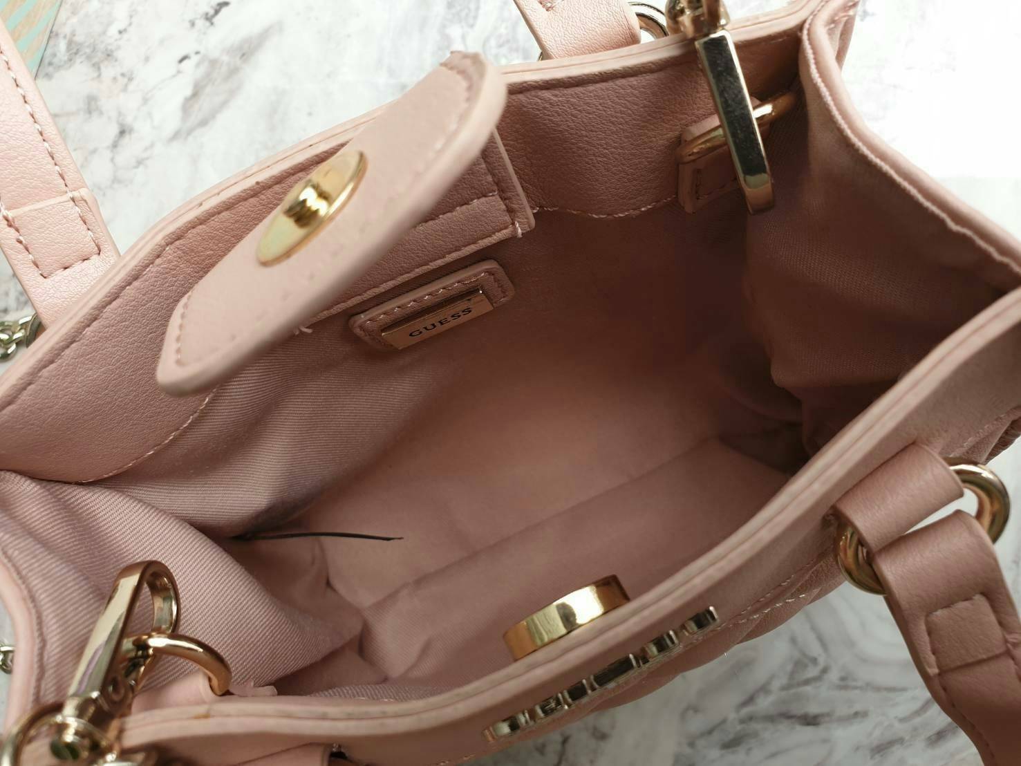 GUESS TAYLOR MINI SATCHEL CROSSBODY BAG กระเป๋าสะพายใบเล็ก สไตล์ สวยหรู คุณหนู ไฮโซ น่ารักมากๆ วัสดุหนังpu เย็บลายตาราง หนังนิ่ม จับนุ่มมือ และ ลายทาง หนัง saffiano ตั้งอยู่ทรง แบบน่ารักไม่ซ้ำใคร ด้านหน้าประดับโลโก้แบรนด์ อะไหล่ทอง มาพร้อมสายโซ่ ถอดออกได้