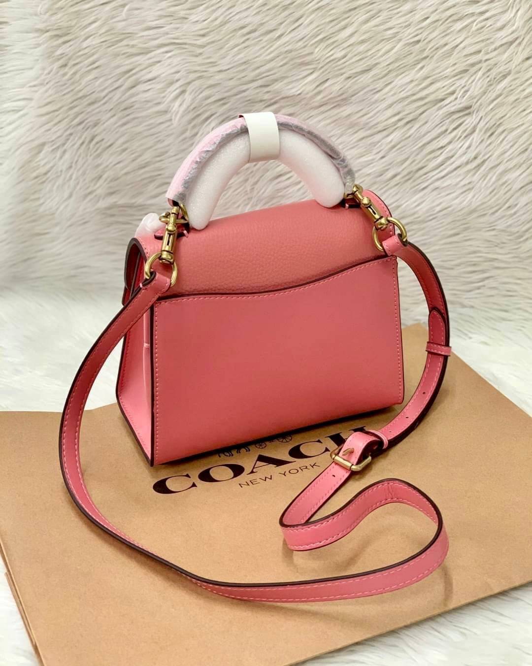 COACH TABBY TOP HANDLE 20 พร้อมส่งที่ไทยค่ะ! กระเป๋าหิ้ว//สะพายข้างได้ หนังแท้อย่างดี กหนึ่งใบทำหนังสองลายได้อย่างสวยงาม พร้อมโลโก้รุ่นใหม่ล่าสุดดูดีมากๆค่ะ เปิดปิดกระเป๋าแบบกดล็อค ภายในมีช่องหลักสองช่อง ใส่มือถือได้ทุกรุ่น;กระเป๋าเงินใบกลางได้;ของจำเป็นจ