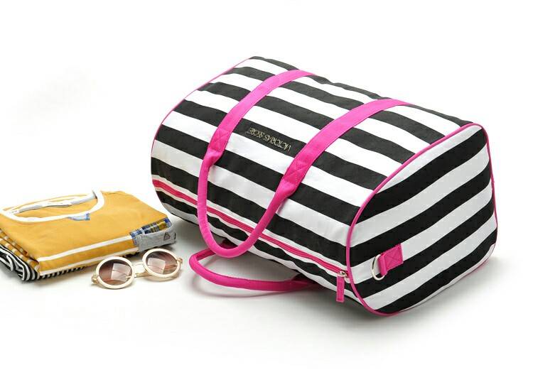 กระเป๋าTravel bag สีชมพู สุดทันสมัย ยี่ห้อ Victoria's Secret รุ่น Victoria's Secret Stript canvas bag กระเป๋าผ้าแคนวาส สุดเริ่ด ดีไซน์แบบลายขาวดำ แถบสีชมพู สวยปังมากๆค่ะ สามารถใส่เสื้อผ้าไว้ไปเที่ยว หรือไปฟิตเนต ใบนี้คุ้ม จุ และสวยมากๆค่ะ ปากกระ