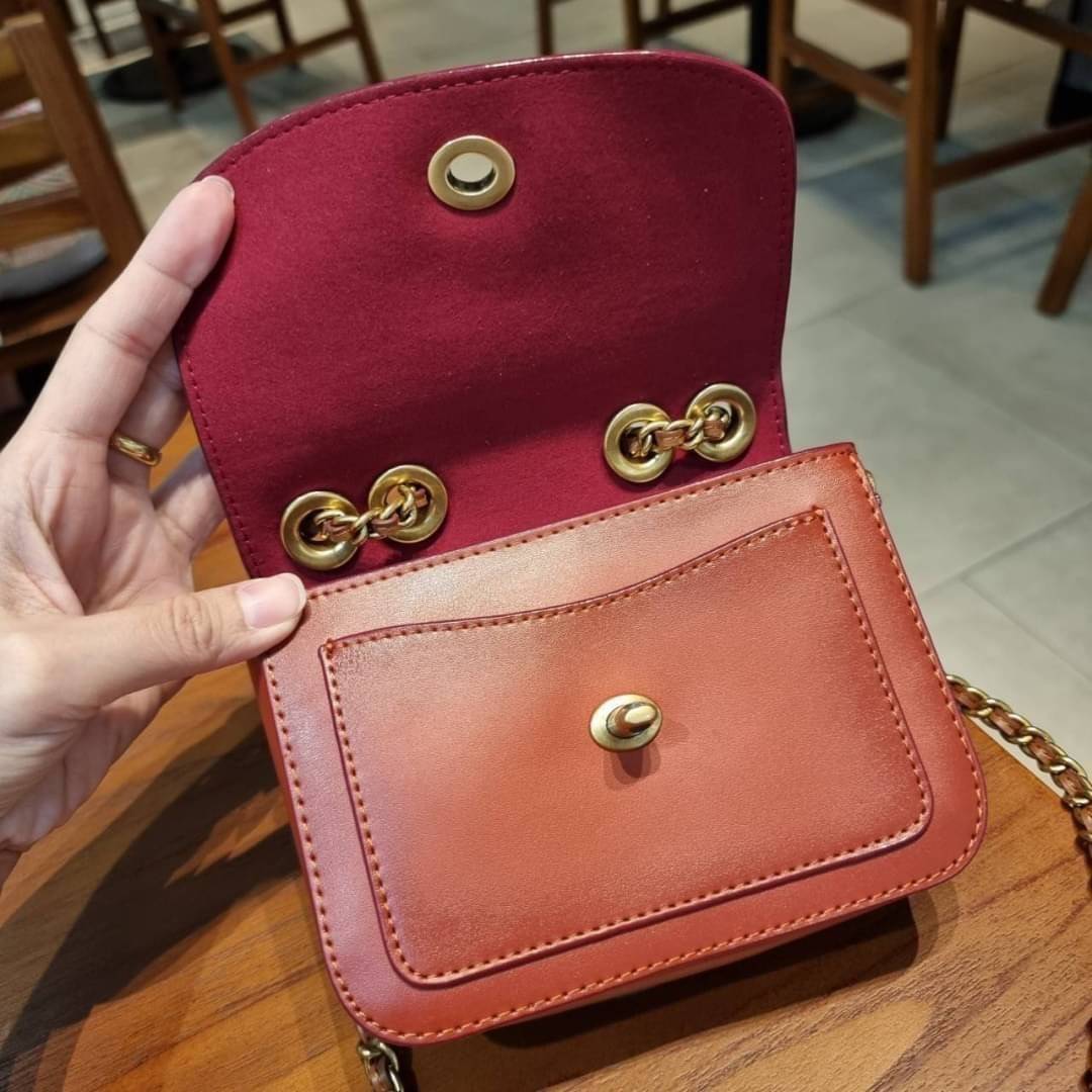 COACH C2462 MADISON SHOULDER BAG 16 IN SIGNATURE CANVAS WITH RIVETS กระเป๋าสะพายข้าง ไซส์กะทัดรัด พกพาง่าย น้ำหนักเบา ดีไซน์สวย โดดเด่นด้วยตัวล็อครูปดอกไม้ สีสันตกแต่งตัดกันกับลายซีอย่างลงตัว วัสดุหนังแคนวาสเคลือบลาย ภายในแบ่งสัดส่วนให้อย่างดี มาพร้อมสายส
