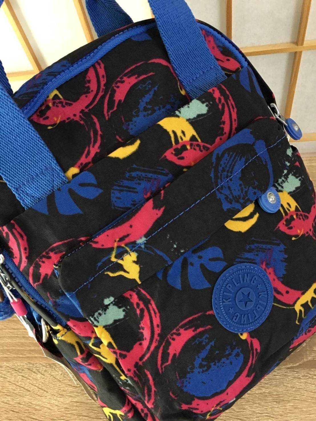 Kipling Mini Backpack K12688 กระเป๋าขนาดมินิ ใช้งานได้ถึง 3 แบบ ปรับเป็นเป้สะพายหลัง สะพายข้าง และมีหูหิ้ว ลวดลายสวยน่ารัก มีช่องเก็บหลายช่องแยกเก็บของจุกจิก ด้านข้างมีช่องโล่งไว้ใส่ขวดน้ำหรือของที่ต้องหยิบใช้บ่อยครั้ง สะพายได้กับสาวทุกลุคเลยค่ะ ไม่ควรพลา