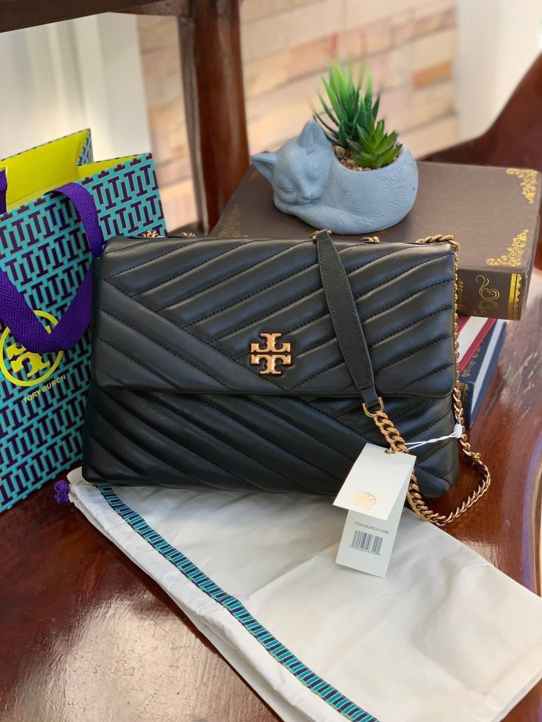 ของแท้ 💯% Tory Burch Kira Chevron Quilted Convertible Leather Crossbody Bag เป็นกระเป๋าที่ใช้ในการออกงานสำคัญหรือวันที่มีปาร์ตี้สังสรรค์ คุณควรเลือกใช้กระเป๋าที่มีดีไซน์สะดุดตา