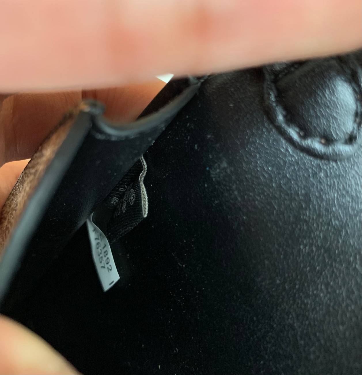 COACH PHONE CASE CROSSBODY BAG ((73486//76988//76357//39955//91046)) COACH NORTH/SOUTH CROSSBODY IN SIGNATURE CANVAS กระเป๋าใส่โทรศัพท์รุ่นนี้ มีความโดดเด่นทั้งดีไซน์และคุณสมบัติในการใช้งาน ด้วยลวดลายที่มีซิกเนเจอร์เป็นเอกลักษณ์แล้ว ด้านหลังยังมีช่องใส่กา