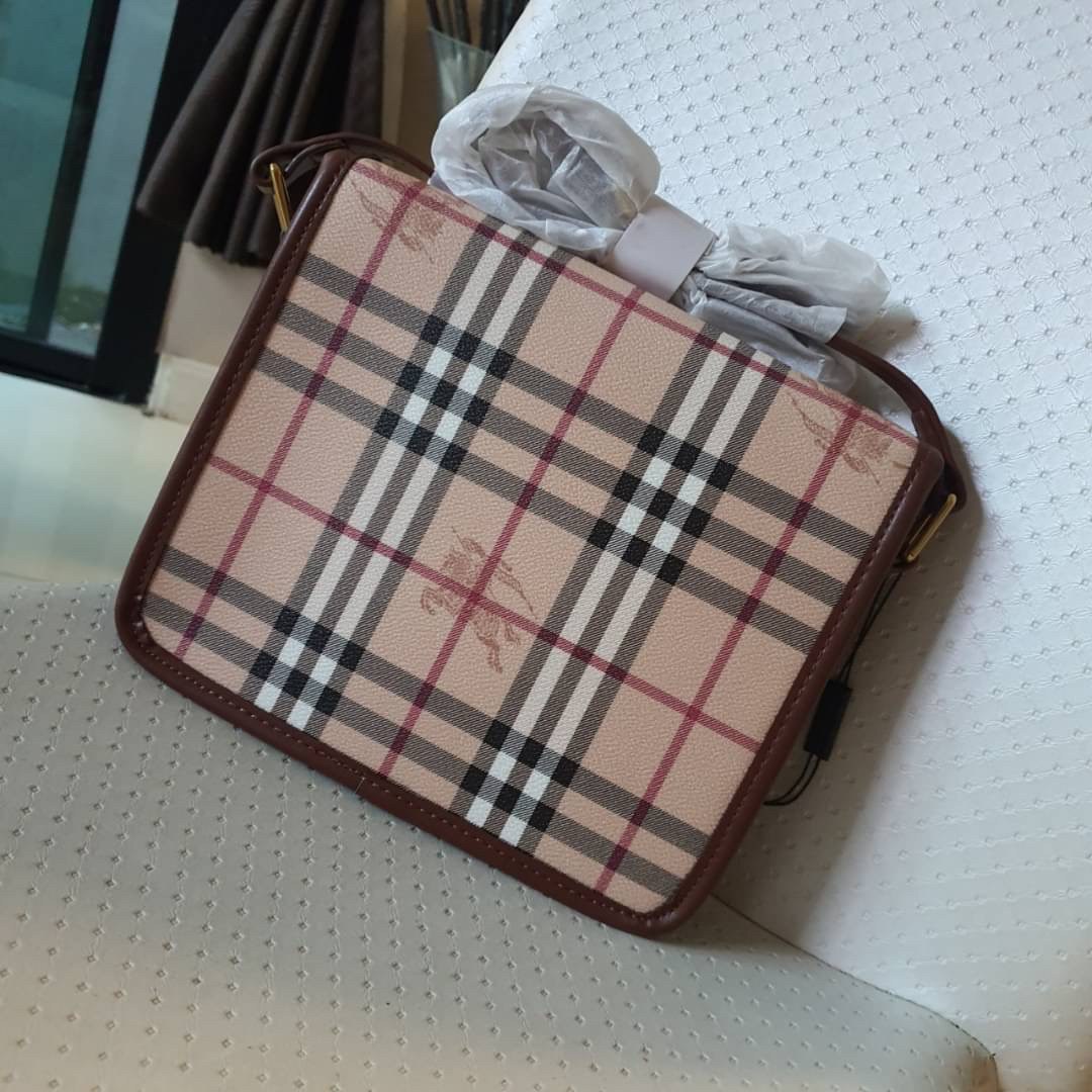 BURBERRY CROSSBODY VINTAGE BAG Limited Edition วัสดุหนังPVC สวยอยู่ทรง เปิดปิดด้วยฝาปิดกระดุมแม่เหล็ก ภายในมีช่องใส่ของแยกอีกช่อง สามารถใส่กระเป๋าสตางค์ยาว iphone เงิน ของจุกจิกได้ สายสะพายหนังยาวปรับระดับได้ อะไหล่แบรนด์สีทองวินเทจ Rare items เด็ดๆแบบนี้