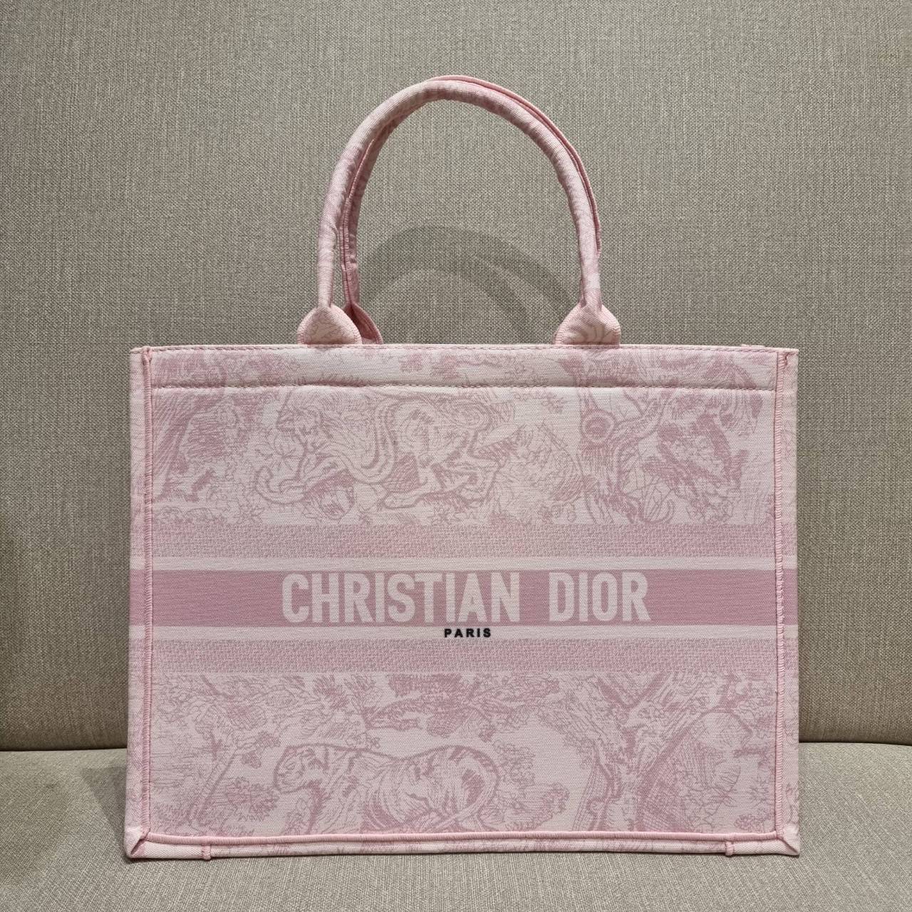 VIP 】HOT ARRIVAL!! DIOR CD SHOPPING BAG WITH GWP กระเป๋าทรงช้อปปิ้งใบใหญ่ จุใจ!! พรีเมี่ยมกิ๊ฟรุ่นดับเบิ้ลฮอต ดีไซน์คลาสสิควินเทจ สวยหรู วัสดุผ้าแคนวาสลายกราฟฟิค ภายในโล่งกว้างมากๆ ใส่ของจุสุดๆ โน้ตบุ้ค ไอแพด กระเป๋าสตางค์ มือถือ หรือเสื้อผ้ายังได้ สะพายค