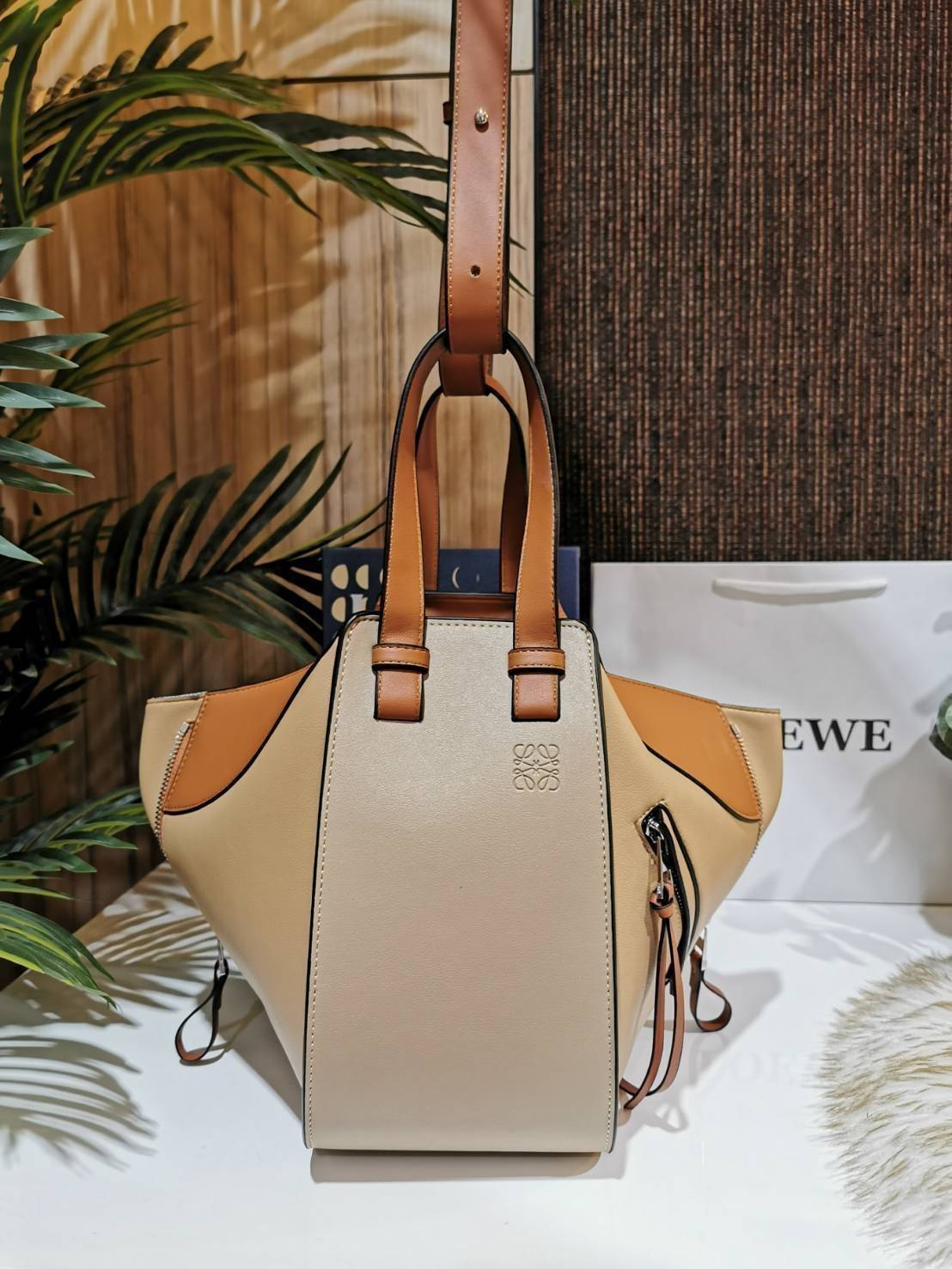 LOEWE Hammock Small leather and canvas LOEWE HANDLE & SHOULDER BAG GIFT WITH PURCHASE (GWP) กระเป๋าถือหรือสะพายหนังแท้พรีเมี่ยมกิ๊ฟ Limited จาก LOEWE PERFUME DUTYFREE รุ่น Rare items สุดๆวัสดุหนังแท้ Calfskin หนังสวยดีไซน์มีเอกลักษณ์ ใบใหญ่กำลังดี น้ำหนัก