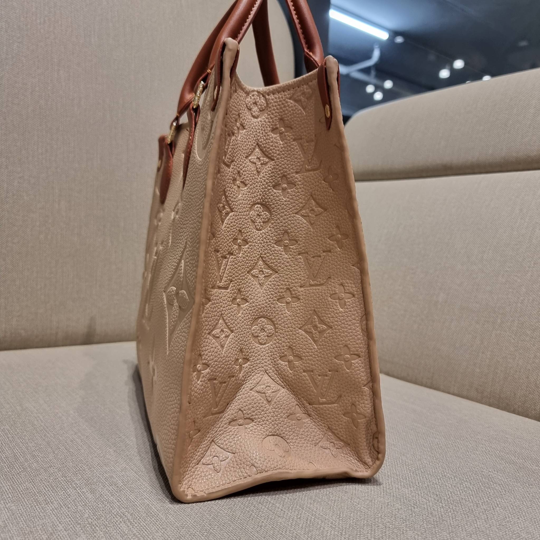 LV crossbody tote bag / LV Shopping Bag ดีไซน์สวยคม สมราคา ดูแพงไปอีก ด้วยดีเทลลายของหนัง crossgrain กระเป๋าทรงโท้ทคลาสสิค ผู้ดียืนหนึ่ง โทนสีใช้งานง่าย แมทช์ได้ทุกลุค มาพร้อมหูจับในตัว แบบหูหิ้ว และหูยาวสำหรับสะพายไหล่ เก๋มาก ชิคมาก ภายในโล่งกว้างมาก มีอ