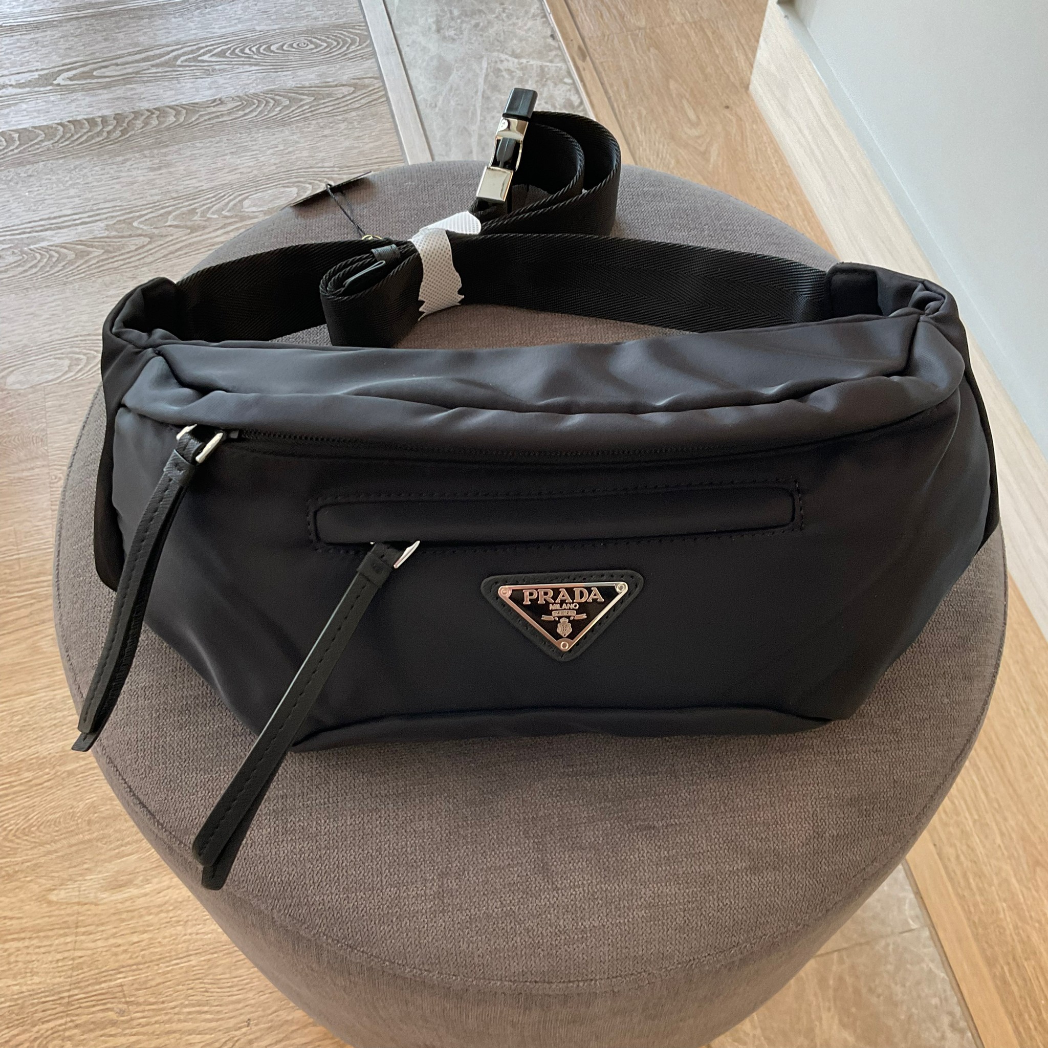 Prada Nylon Belt Bag รุ่นยอดฮิต! กระเป๋าคาดอก น้ำหนักเบา ดีไซน์เป็นเอกลักษณ์ เหมาะกับสายStreet มากๆค่ะ ทรงสาย จุของได้เยอะ ด้านหน้าประดับมีป้ายโลหะโลโก้แบรนด์