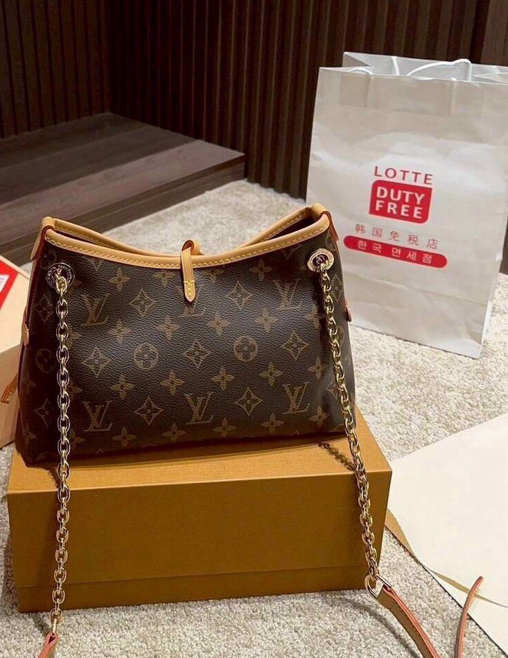 LV CarryAll BB bag กระเป๋าสะพายแครี่ออล ไซส์ใหม่ ดีไซส์ใหม่สุดไอคอนิกปรับโฉมใหม่ประจำฤดูกาลในดีไซน์สุดชิค ตกแต่งสายโซ่สีทองงดงามด้วย Monogram Flower