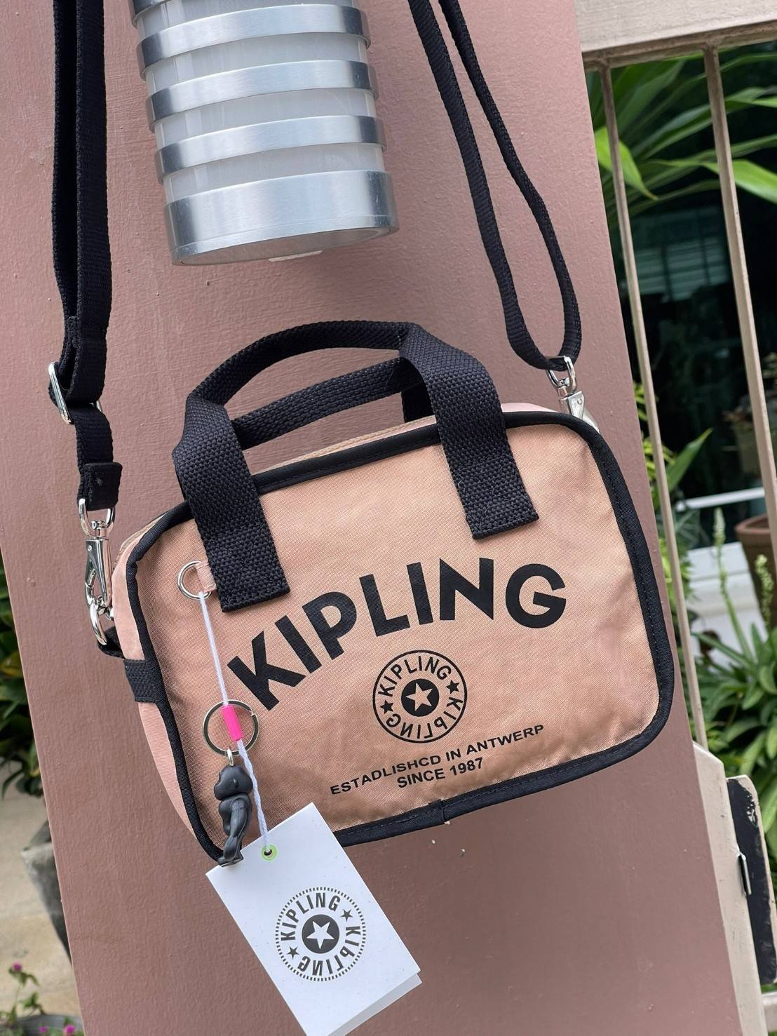 Kipling Kirsty Small Handbag (KI6275) กระเป๋าถือหรือสะพายทรงcrossbody จากคอลเลคชั่นใหม่ล่าสุด ที่เน้นฟังก์ชั่นแบบไม่ซับซ้อน สีสันเรัยบง่ายเข้าได้กับสีเสื้อผ้าได้ดี สามารถใส่ของที่จำเป็นสำหรับผู้หญิงได้แทบทุกอย่างไม่ว่าจะเป็น มือถือ กระเป๋าสตางค์หรือเครื่อ