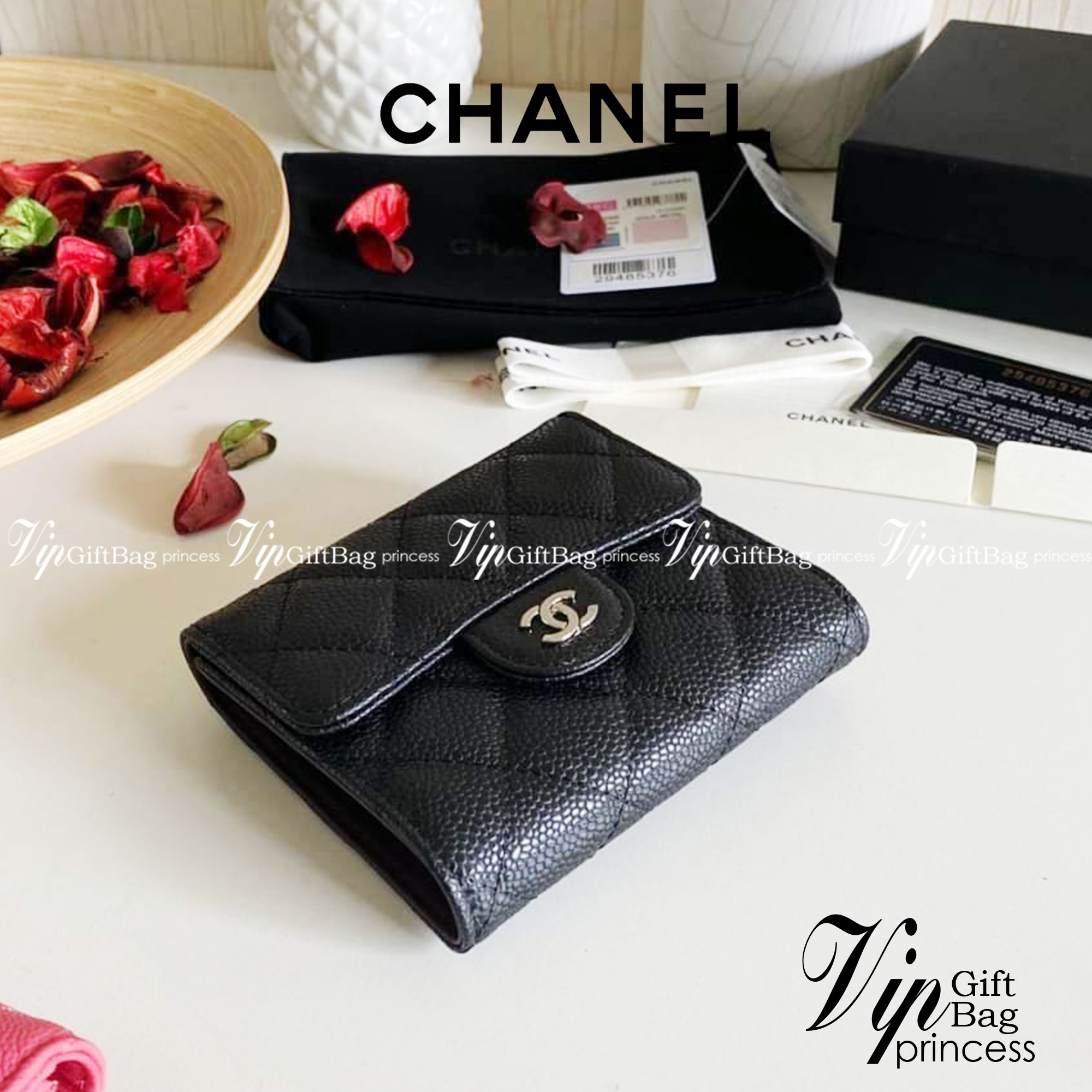 หนังแท้ Chanel Classic small wallet caviar 3 พับ พร้อมส่งที่ไทย รุ่นยอดนิยมไอเท็มฮิตวัสดุหนังแท้คาเวียร์สวยคลาสสิคเปิดปิดด้วยฝาปิดกระดุมด้านหน้ามีโลโก้แบรนด์อะไหล่ทองสวยหรูดูดี ตัวจริงสวยน่าใช้ Chanel mini นาทีนี้กำลัง in สุดๆ ภาพสินค้าถ่ายจากงานขายจริง ใ