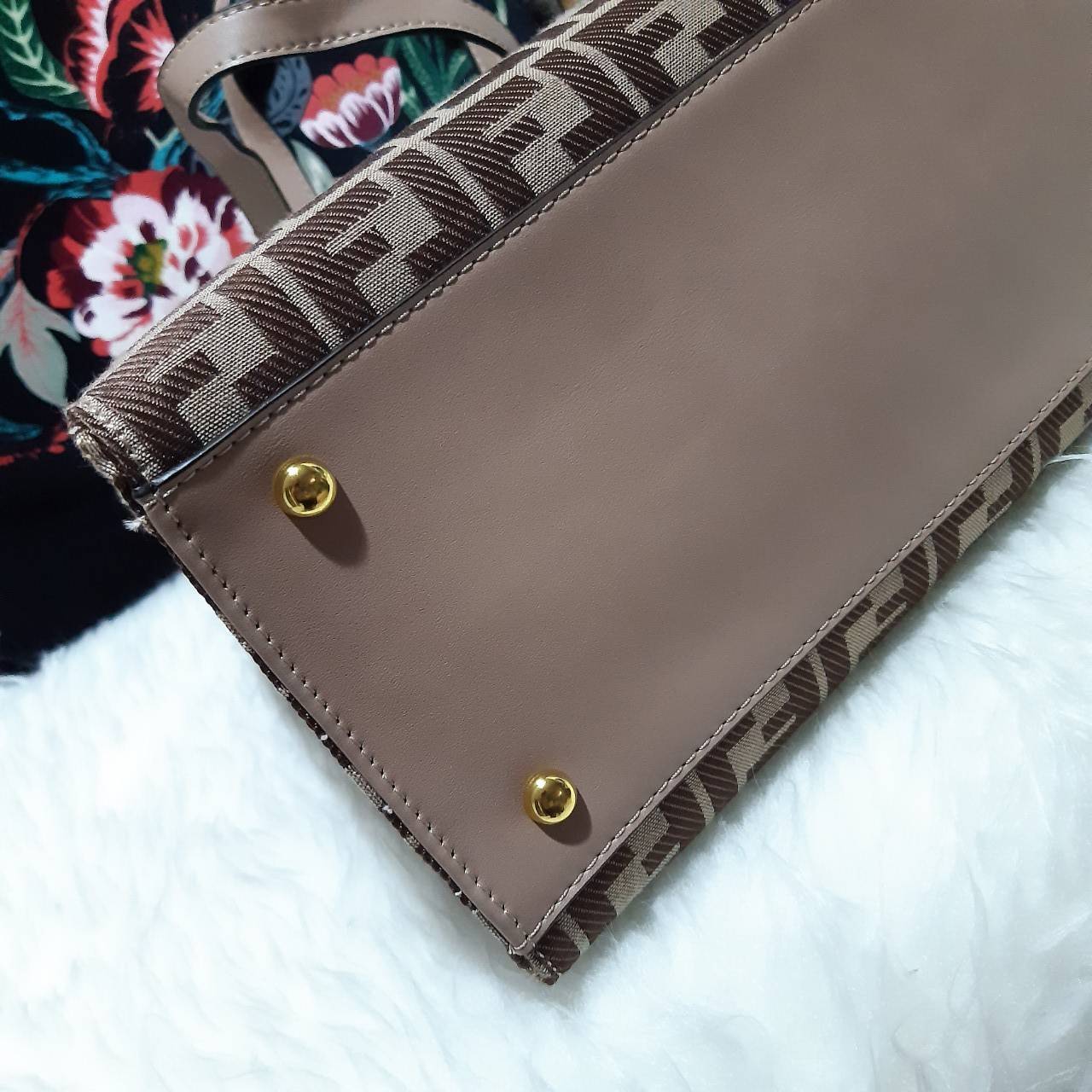 พรีเมี่ยมกิ๊ฟแท้ 100% 】FENDI NEW TOTE GIFT BAG กระเป๋าถือ/สะพายไหล่ น้ำหนักเบา ทรงสวย หรู ดูแพงเกินเบอร์!!