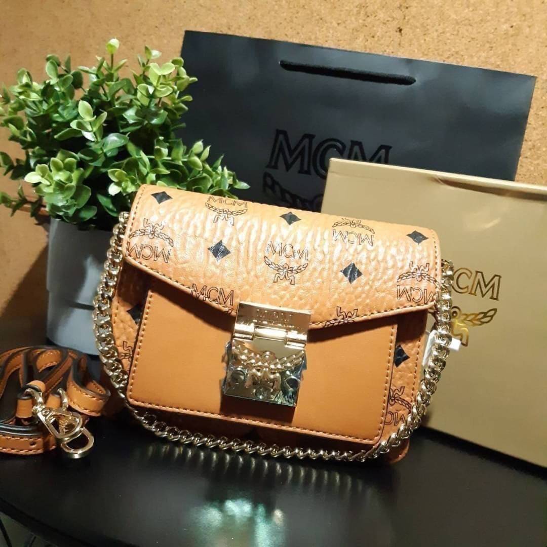 M.C.M MINI PATRICIA CROSSBODY IN VISETOS กระเป๋าสะพายไซส์มินิ เล็กๆแต่ดีเทลยิ่งใหญ่!! เป็นอีกหนึ่งรุ่นที่หรูเกินตัว ด้วยดีไซน์และขนาดพอเหมาะ สาวๆต้องปลื้มแน่นอนใบนี้ วัสดุหนังแคนวาสคุณภาพดีสลับหนังแท้ เปิด-ปิดด้วยตัวกดล็อคอะไหล่ทองสุดหรู ภายในเป็นหนังกลับ