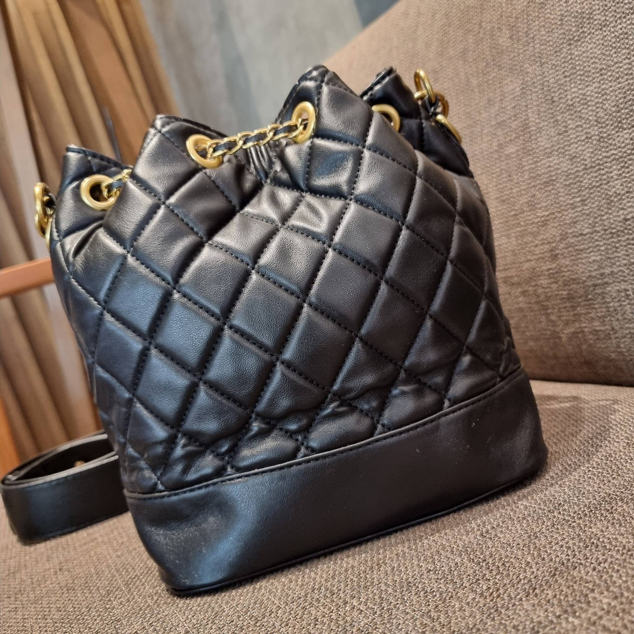 Chanel limited font leather bag / Chanel Bucket Bag กระเป๋าสะพายรุ่นลิมิเต็ด พรีเมี่ยมกิ๊ฟจากแบรนด์ รุ่นนี้การันตีหนังนิ่มมากกก!! โดดเด่นด้วย font โลโก้ และสายโซ่สลับหนังพร้อมตัวกดล็อคสีทองหรู สำหรับเปิด-ปิดปากกระเป๋า กดและปล่อยเพื่อล็อคได้ในตัว ภายในโล่ง