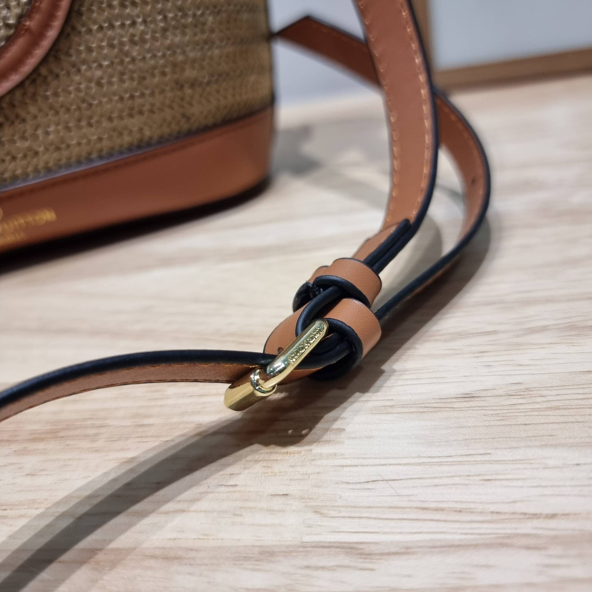 LV PETIT BUCKET BAG ไอเท็มเอ็กซ์คลูซีพจัดมาให้สาวๆโดยเฉพาะ!! กับกระเป๋าสะพายรุ่นลิมิเต็ดหายาก รูปทรงสวยงามสานเต็มใบ และยังโดดเด่นด้วยโลโก้ สีโทนอุ่น