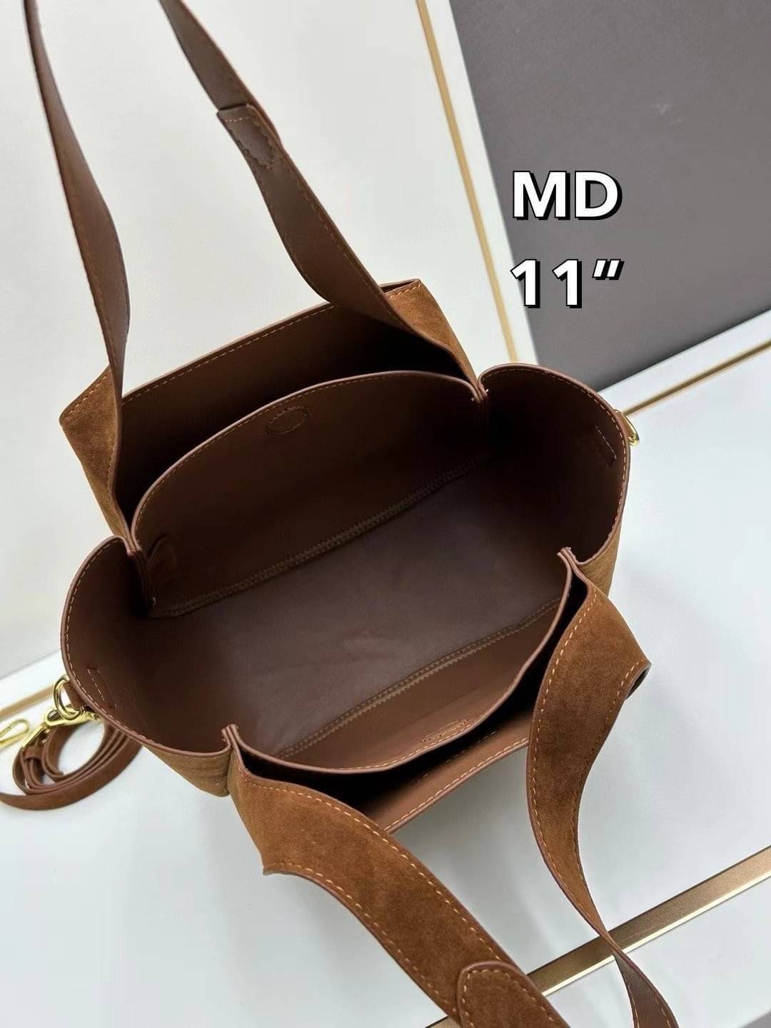 PRADA Suede Shopping Tote bag กระเป๋าทรงช้อปปิ้ง งานหนังกลับสวยเก๋ สวยเด่นเป็นเอกลักษณ์มาก ดีไซส์ทรงสวยหูจับในตัว ภายในโล่งกว้าง ใส่ของสำคัญได้สบายๆ