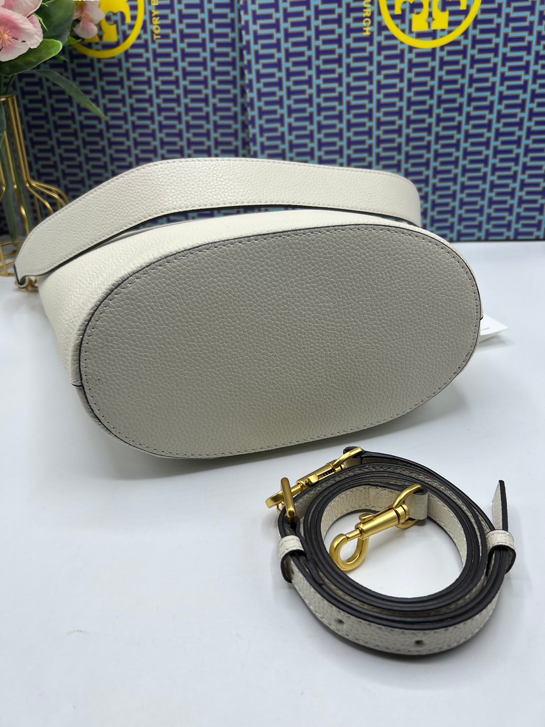 Tory Burch McGraw Bucket bag / Tory Burch Mcgraw Double T Logo Plaque Bucket Bag พร้อมส่ง 4 สี กระเป๋าสะพายหรือถือคล้องแขนทรงถัง จุของได้เยอะใบนี้ตอบโจทย์ได้ดีมาก โทนสีเรียบง่าย แฝงไปด้วยความดูดี สุขุมและเป็นผู้ใหญ่