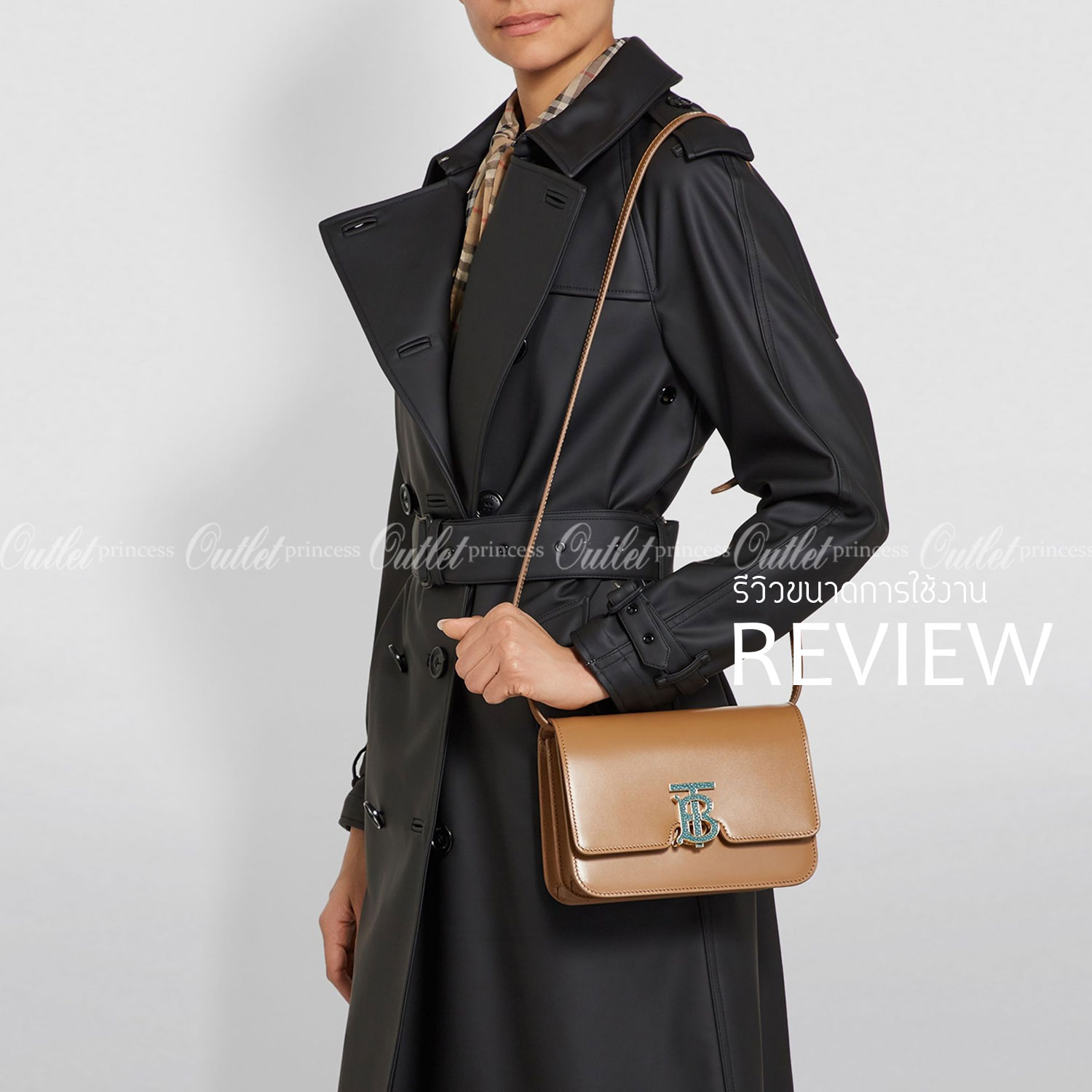 BURBERRY FRAGRANCES CROSSBODY BAG VIP GIFT WITH PURCHASE (GWP) กระเป๋าสะพายพรีเมี่ยมกิ๊ฟ Limited Edition จากน้ำหอม BURBERRY DUTY FREE วัสดุ Calfskin หนังเรียบสวยอยู่ทรงดีไซน์ยอดนิยมประดับโลโก้แบรนด์ทองด้านหน้า เปิดปิดด้วยฝาปิดสัญลักษณ์ตัวB ภายในมีช่องแบ่ง