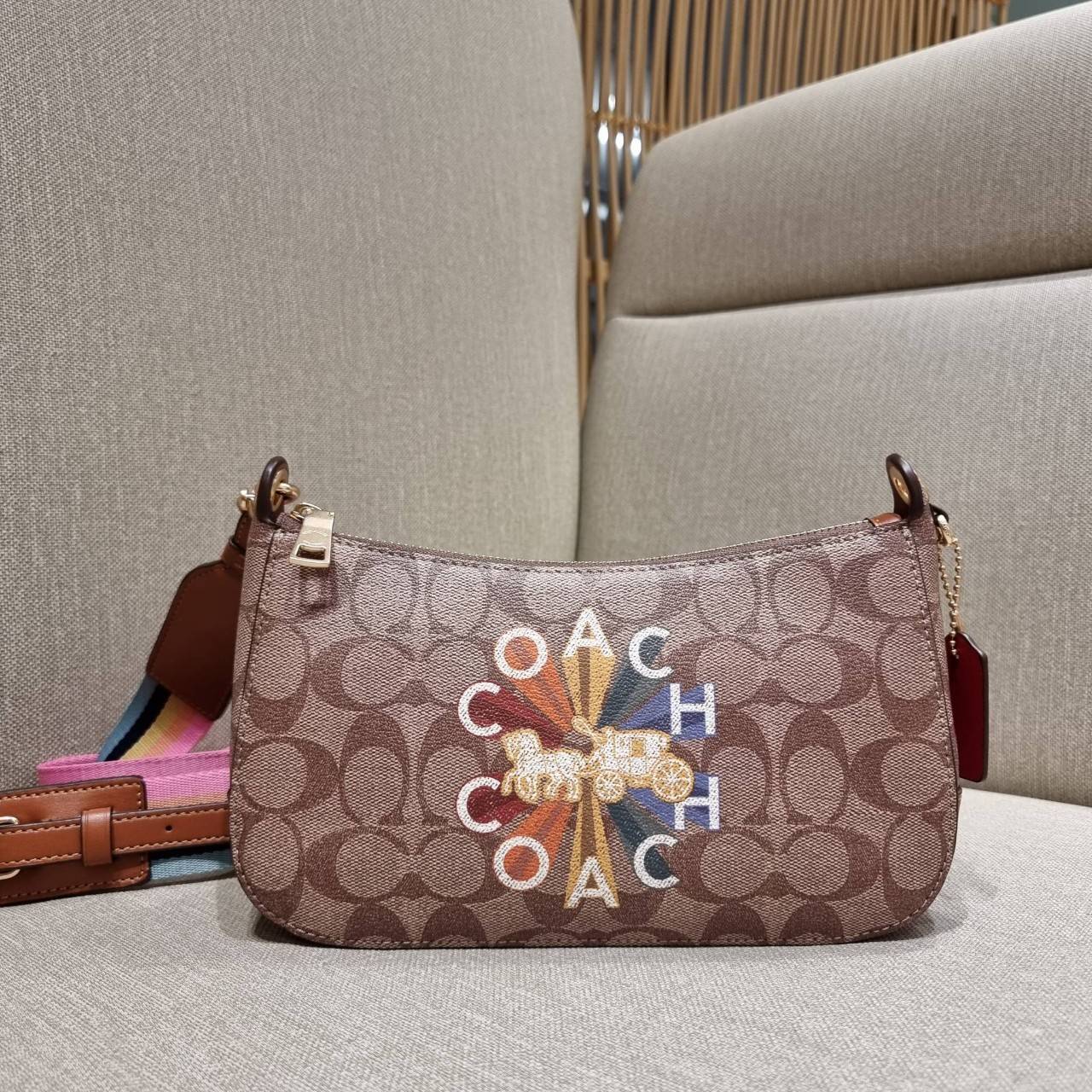 COACH C7264 C6823 C6817 JES BAGUETTE IN SIGNATURE CANVAS คอลเลคชั่นใหม่ล่าสุด พร้อมเสิร์ฟความสวยถึงบ้านเช่นเคย!! กระเป๋าสะพายทรงบาแกตต์ ดีไซน์ย้อนยุค ที่แอบแฝงความเรียบหรูดูแพงอยู่ในตัว โดดเด่นด้วยสายสะพายเส้นใหญ่ โทนสีคอนทราส ทำให้ไอเท็มนี้ดูมีลูกเล่นมาก