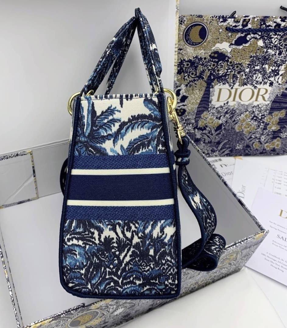 DIOR WOMEN MEDIUM LADY D-LITE BAG VIP GIFT WITH PURCHASE (GWP) พรีเมี่ยมกิ้ฟ Limited Edition จาก DIOR DUTYFREE COUNTER วัสดุหนังแท้ Calfskin หุ้มด้วยผ้า Cannage อีกชั้นและปักลวดลาย 'Dior Palm' กระเป๋า Lady D-Lite ผสมผสานความสง่างามและคลาสสิกที่เ