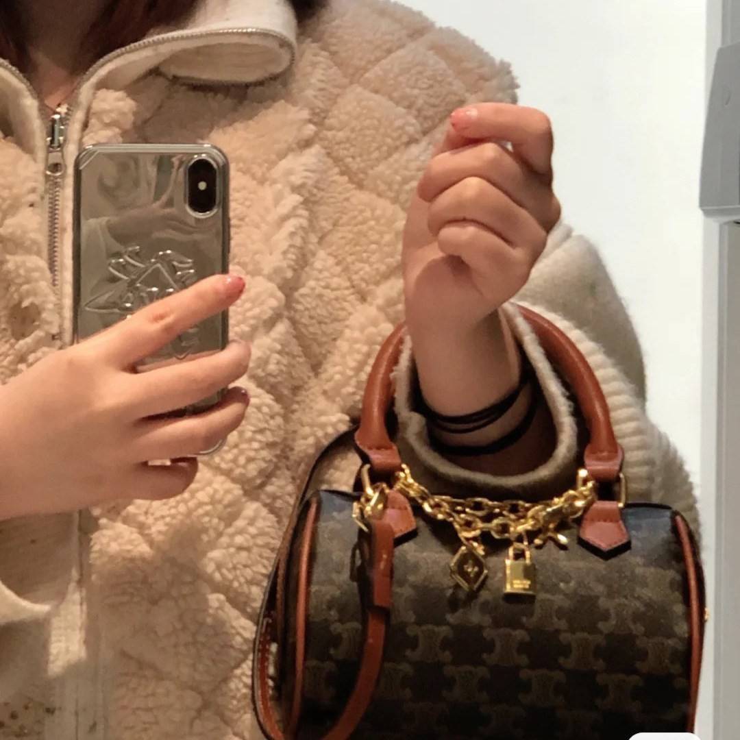 CELINE MINI BOSTON BAG IN TRIOMPHE CANVAS กระเป๋าทรงหมอนขนาดกะทัดรัด เป็นทรงฉิตตบอดกาลไม่มีเอ้าท์ ถือหรือสะพายได้อย่างคล่องตัว ภายในสามารถบรรจุสิ่งของที่จำเป็น สิ่งที่โดดเด่นของกระเป๋าหนังลาย Triomphe ที่ได้รับความนิยมอย่างแพร่หลาย มีอะไหล่ทองประดับเพิ่มม