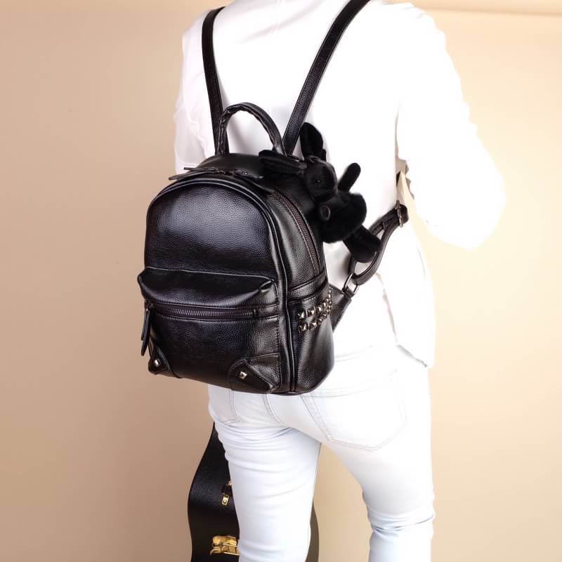 KEEP รุ่น Teena backpack >กระเป๋า หนังเนื้อดี ลายหนังชัด ทนทานคะ >น้ำหนักเบา ดีไซด์ ทันสมัย เข้าได้กับทุกชุด >สายสะพายเป็นหนังอย่างดี ด้านหน้าและด้านข้างประดับหมุด ด้านข้างมีช่องไว้ใส่ของได้ >ภายในตัวกระเป๋ามีช่องเก็บของจุกจิก 2 ด้านเลยคะ >