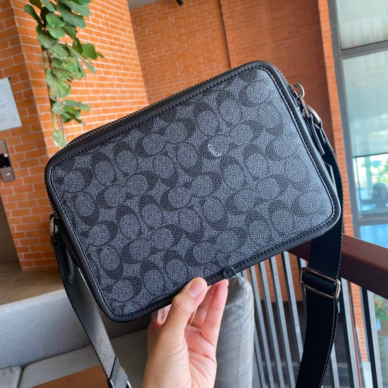 CHARTER CROSSBODY 24 IN SIGNATURE CANVAS (COACH C5341) 😎😎 กระเป๋าสะพายข้าง ไอเท็มยอดฮิตทรงหล่อ เรียบหรู ดูดี เป็นรุ่นที่หนุ่มตามหากันเยอะมาก วัสดุหนังแคนวาสสลับหนังแท้ เปิด-ปิดด้วยซิป 2 ช่อง มีช่องแยกใส่ของเป็นสัดส่วน สะพายไปเที่ยวหรือทำงา