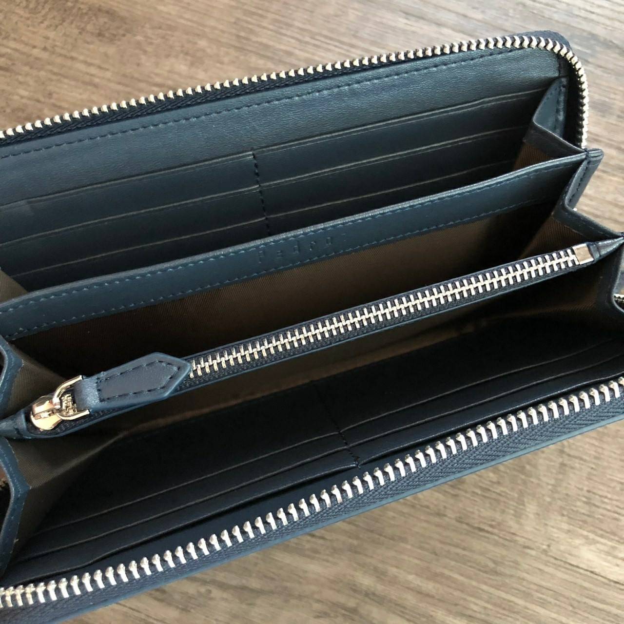 กระเป๋าสตางค์ใบยาว PEDRO เปิด - ปิดกระเป๋าด้วยซิปรอบ ด้านในมีช่องใส่บัตรหลายช่อง ช่องใส่ธนบัตรและช่องซิปใส่เหรียญ จะมอบเป็นของขวัญหรือใช้เองก็แนะนำเลยค่ะ