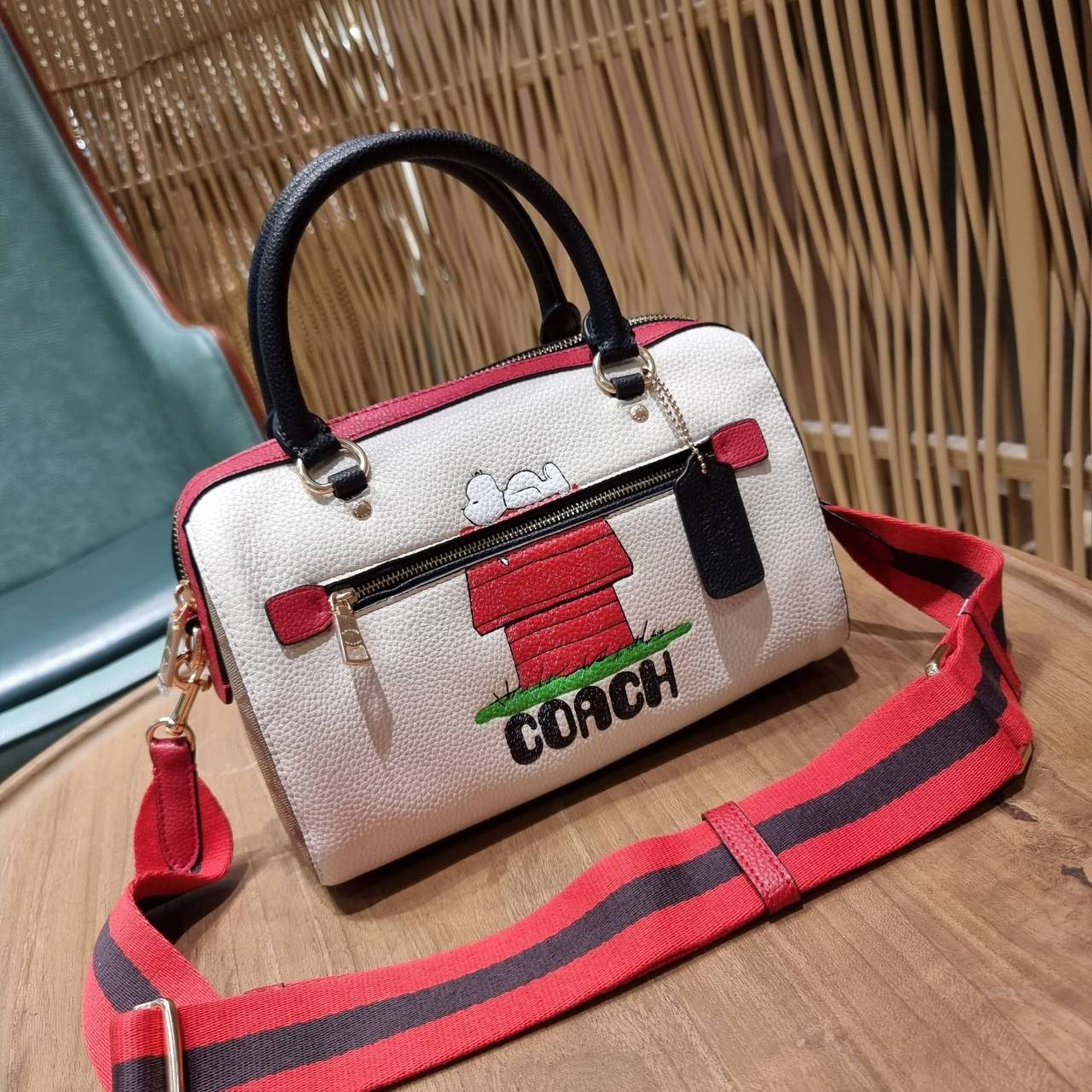 LIMITED EDITION💥 🌈สวย+คุณภาพ สินค้าต้องมีค่า Coach X Peanuts Rowan Satchel With Snoopy ((C6164)) พร้อมส่งที่ไทย ใหม่ล่าสุด ห้ามพลาดค่าา! สวยกันให้สุด กับกระเป๋าทรงหมอน ขนาดกลางกำลังดี หนังแท้นิ่ม ลายหนังสวยงามมากๆค่ะ 🔺ด้านหน้ามีโลโ