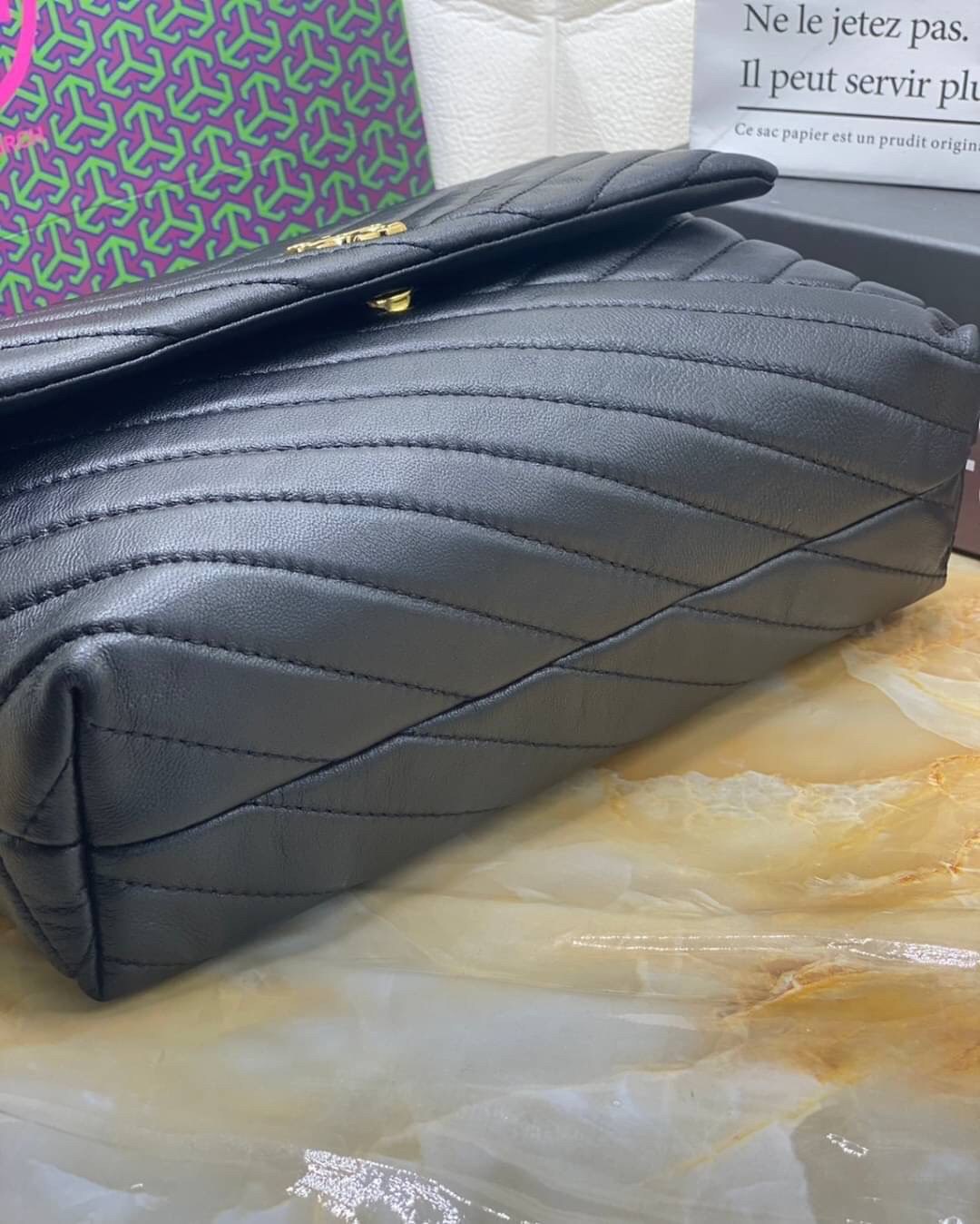 Large : Tory Burch Kira Chevron Quilted Convertible Leather Crossbody Bag เป็นกระเป๋าที่ใช้ในการออกงานสำคัญหรือวันที่มีปาร์ตี้สังสรรค์ คุณควรเลือกใช้กระเป๋าที่มีดีไซน์สะดุดตา เพราะจะช่วยยกระดับและเพิ่มเสน่ห์ให้กับตัวคุณเองมากยิ่งขึ้น หากเป็นงานทางการ เช่น