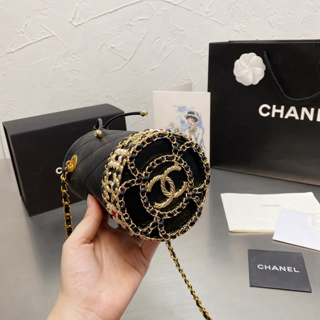 VIP 】CHANEL mini bucket bag น้องคนสวยมาใหม่จ้า รุ่นใหม่กริ๊บ!!ละมุนคุณหนูต้องมาแล้วแหละ กระเป๋าทรงถังไซส์มินิ ใช้งานง่ายด้วยการรูดหนังปิดรอบปากกระเป๋า ทุกอย่างลงตัวที่สุด!! น่ารักมากๆ หนังลายคลาสสิคแต่งมุกอะไหล่ทองขอบล่าง เปิดแบบหูรูด มาพร้อมสายสะพายนาวคร