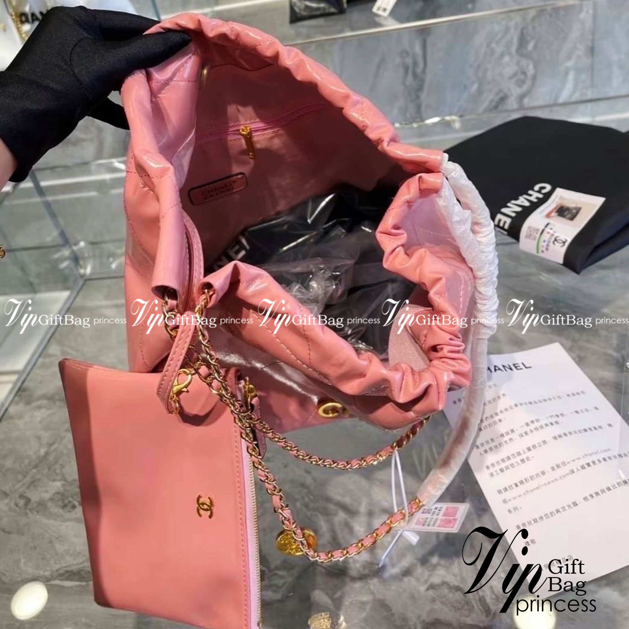 Chanel ss22 Logo CC shopping tote / Chanel 22 handbag มาแรงที่สุดในตอนนี้ก็คือรุ่นนี้เลย ใช้งานง่ายรุ่นนี้สามารถใช้ได้ทั้งผู้หญิงและผู้ชายน้า เกินต้านที่สุดกับไอเท็มนี้ ที่สาวๆหรือใครๆก็ต้องมีแล้ว!! แค่เห็นก็หลงรัก กระเป๋าทรงสวย