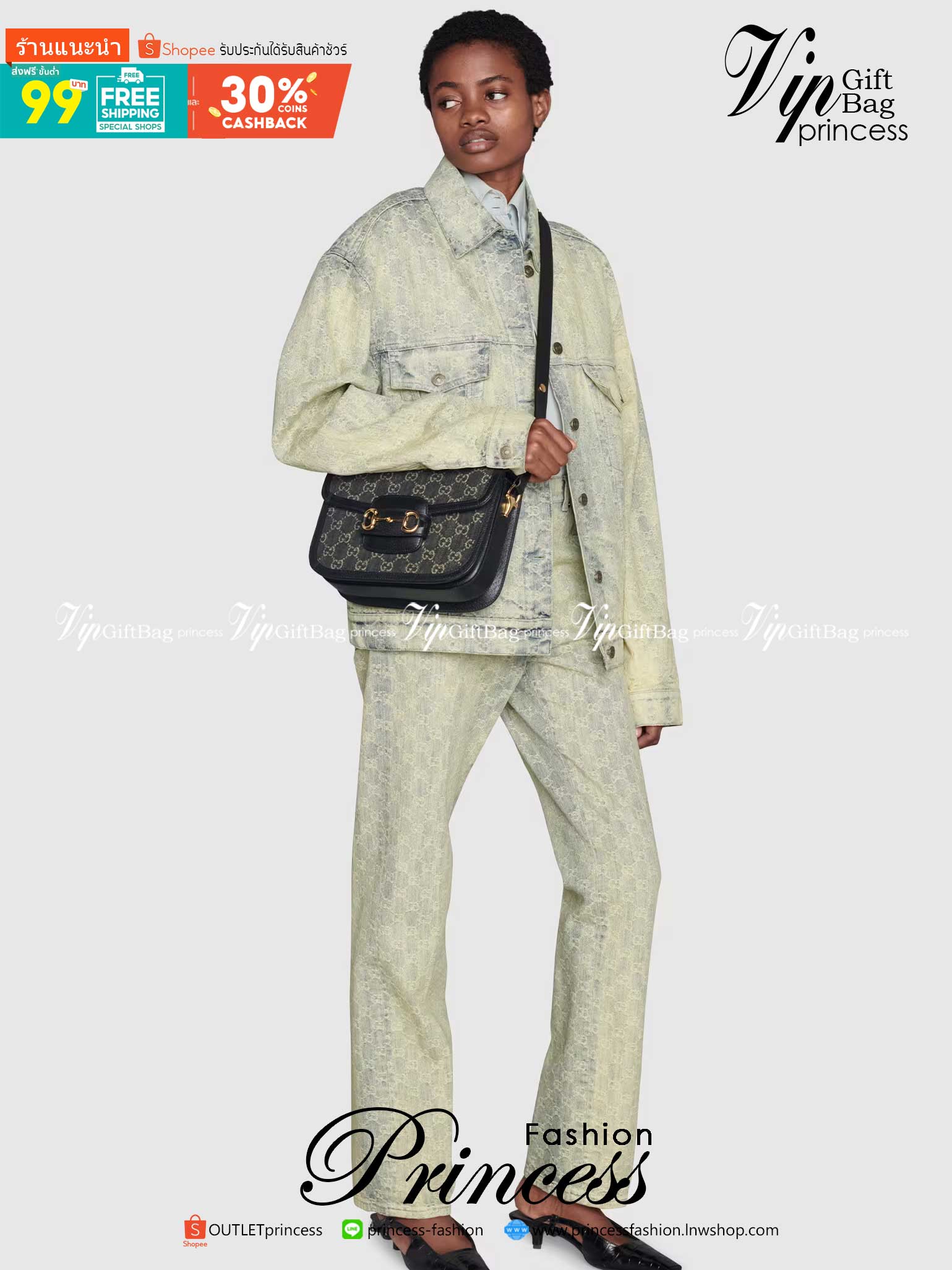 GUCCI Horsebit 1955 shoulder bag กระเป๋าสะพายสุดหรู ผ้า GG เดนิมแจ็คการ์ด ดีไซน์ร่วมสมัยผ่านการออกแบบใหม่ด้วยผ้าเดนิม ถ่ายทอดความรู้สึกเกี่ยวกับการละทิ้งกฎเกณฑ์เดิมๆ ของแฟชั่นผ่านการออกแบบ โดยแบรนด์ถ่ายทอดแนวคิดที่ว่าชิ้นงานควรอยู่เหนือกาลเวลา