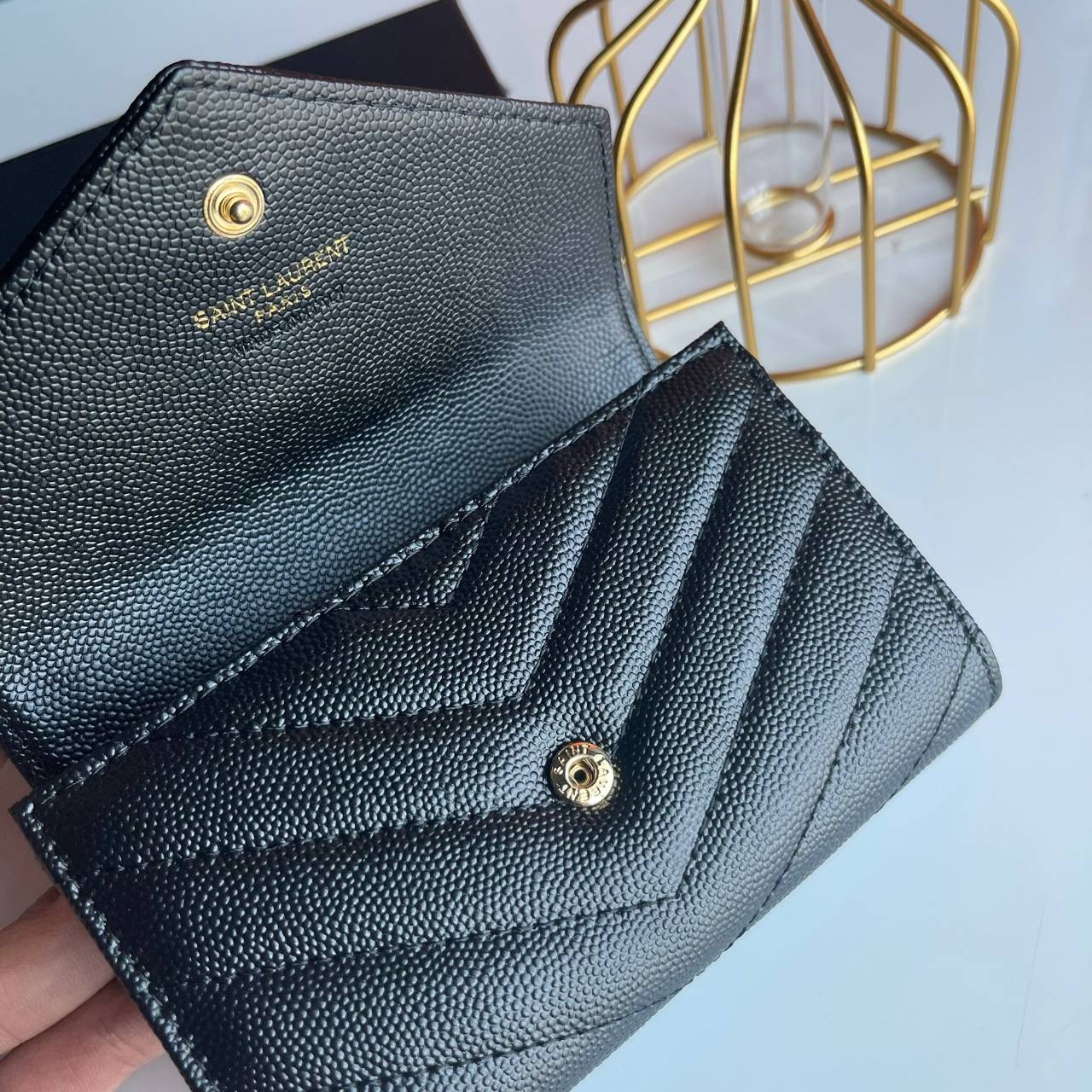 VIP 】YSL SAINT LAURENT SHORT WALLET งานหนังแท้ สวยงามมากมายที่สุดเกินบรรยายเลยค่าาา ได้ไปไม่ผิดหวังแน่นอน เป็นอีกรุ่นหนึ่งที่ห้ามพลาดเลยตอนนี้ กำลังฮิตกันเลยค่าา สาวๆ Must Have!!!! Full Box Set นะค๊าาา