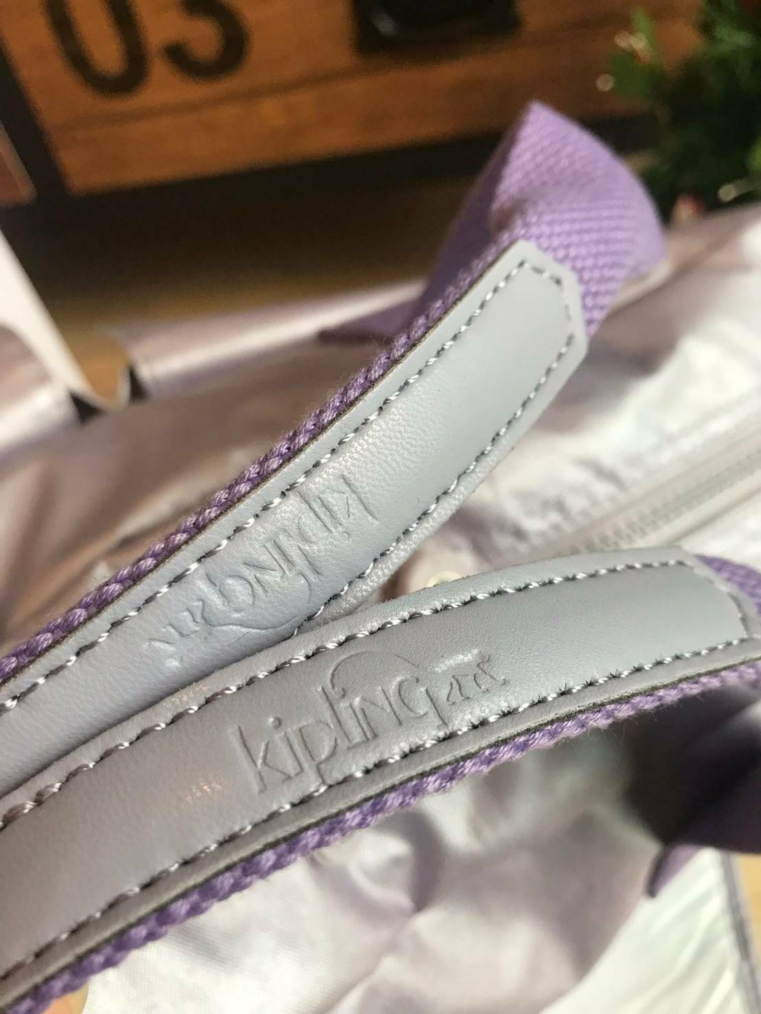 Kipling shoulder bag K08263 NEW BABY BAG L CARDINAL กระเป๋าถือหรือสะพาย วัสดุnulon100%มีช่องใช้งานทั้งด้ายหน้าและด้านหลัง ช่องใหญ่เปิดปิดด้วยซิปคู่ ภายในมีช่องซิปตาข่ายและช่องเล็ก จัดของได้เป็นสัดส่วน มาพร้อมสายสะพายและแผ่นรองเอนกประสงค์ในเซ็ทสุดคุ้มเลยคร