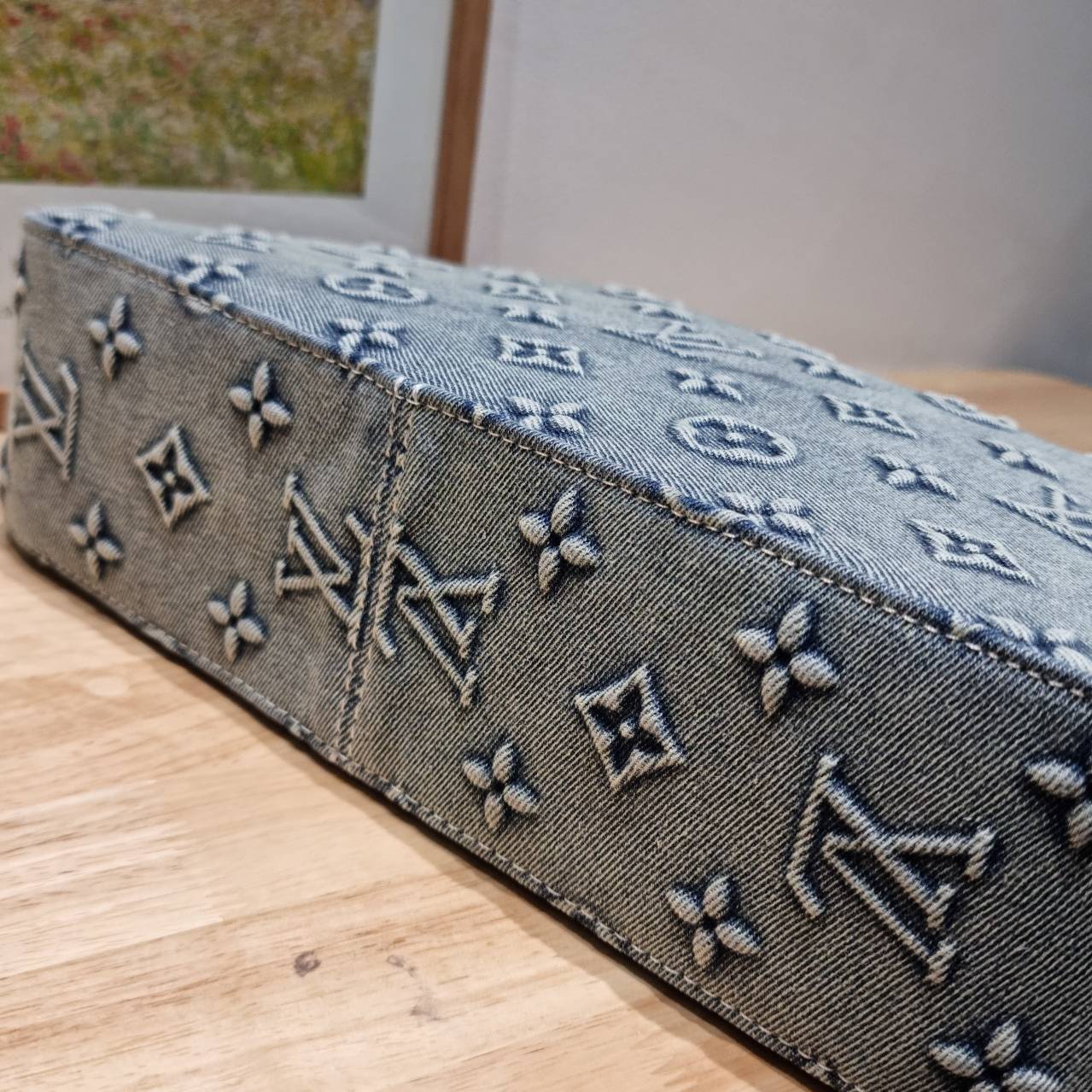 LV washed denim slouchy PM bag ใหม่ล่าสุด กระเป๋าทรงที่ใครๆก็ต้องมี ด้วยรูปทรงคลาสสิคและใช้งานง่าย ในดีไซน์สุดชิคเดนิมคมชัด