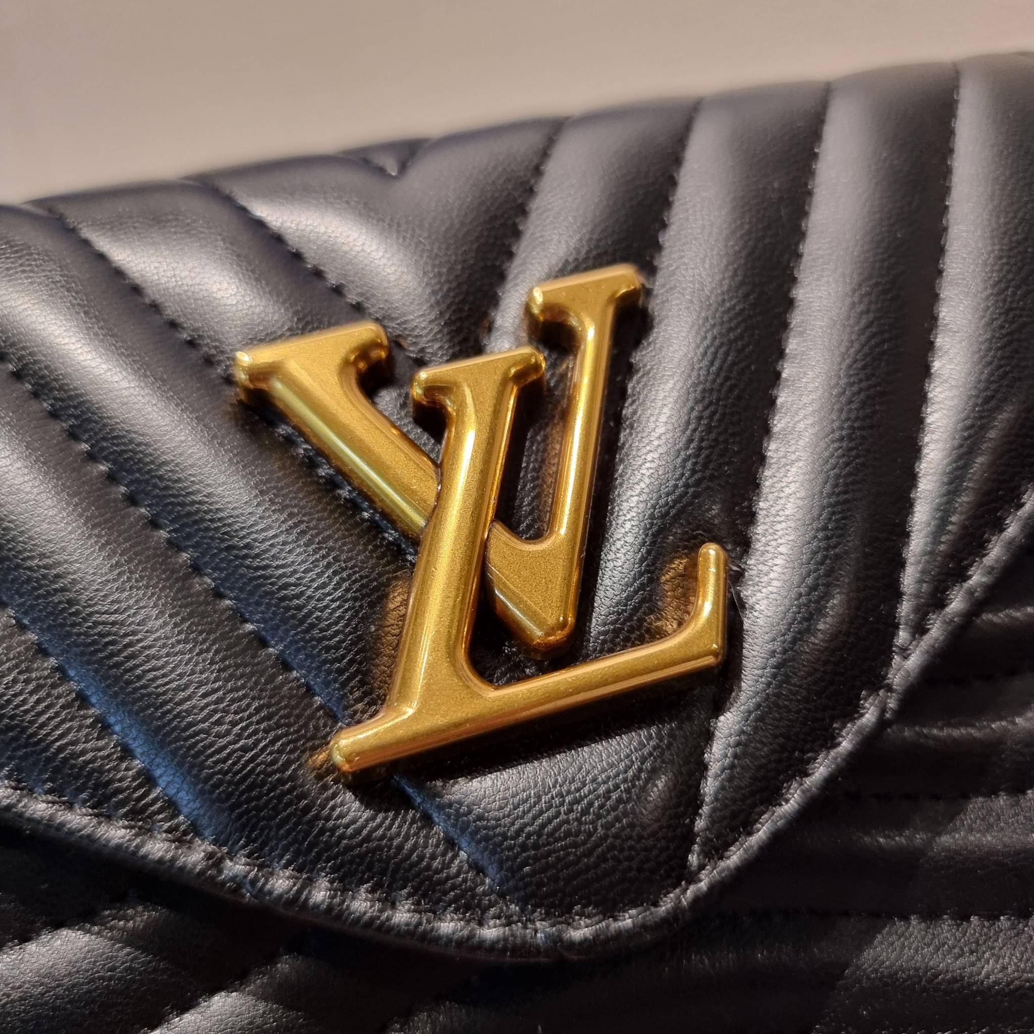 LV new wave pochette multi bag กระเป๋าสะพายมัลติฟังก์ชั่น สุดหรู มาพร้อม box set รับรองว่าดีงาม ลูกเล่นคลาสสิคผสานความวินเทจ มีสายสะพายให้ 2 เส้น และกระเป๋าใบลูก เล็กน่ารัก วัสดุหนังแท้ ภายในเป็นช่องโล่ง แบ่งสัดส่วนมีช่องย่อย ใบนี้ปรับใช้ได้หลายสไตล์ ลุคไ