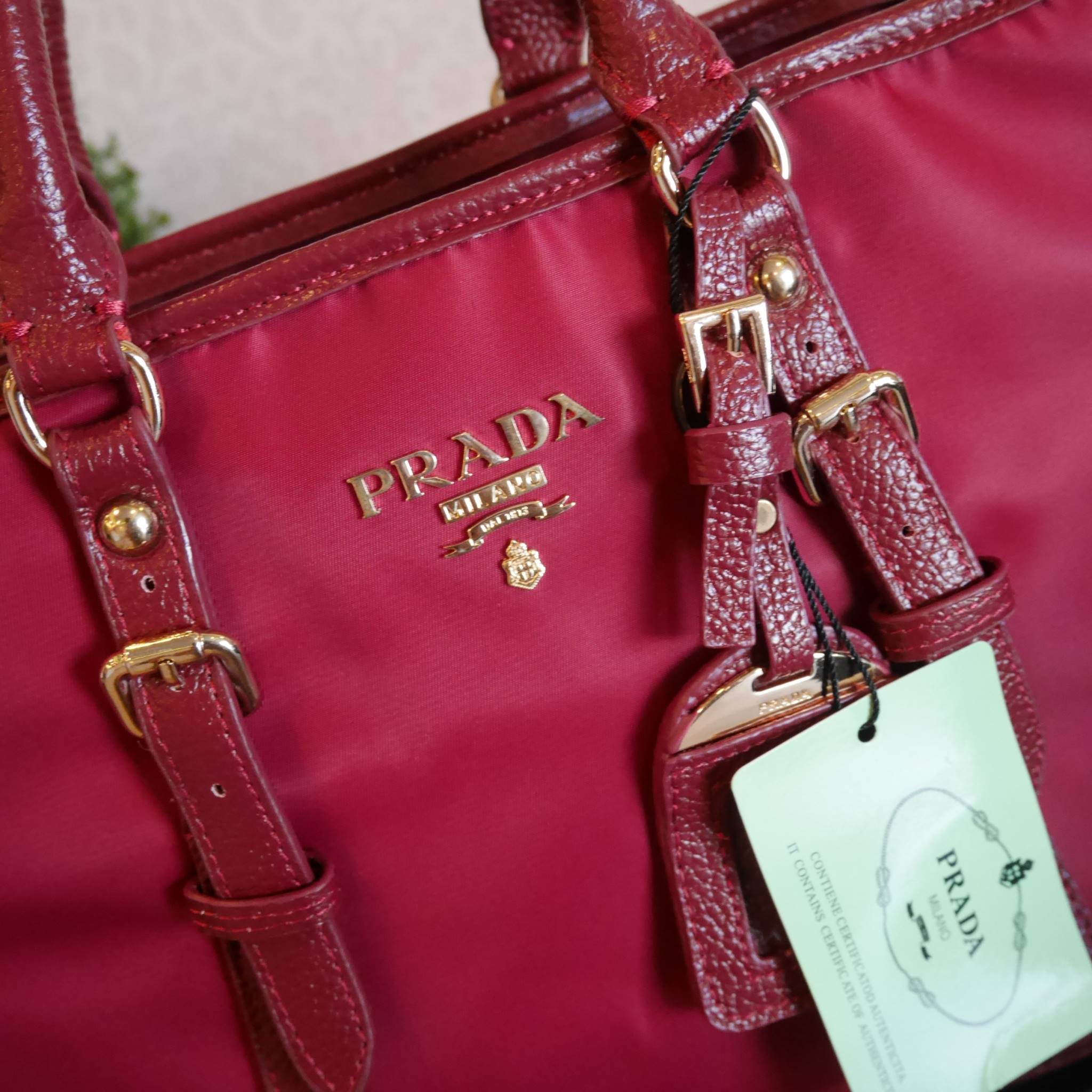 สาวๆที่มองหา กระเป๋าสะพายสวยเก๋ **ที่ใช้ได้ทุกวัน 👧👧 ทางร้าน ขอแนะนำ งานพรีเมี่ยมกิ้ฟ จากเคาเตอร์ต่างประเทศค่ะ รุ่น Limited edition ค่า กระเป๋าสะพาย จากแบรนด์ PRADA เป็น กระเป๋าผ้าไนล่อน สลับหนัง สะพายไหล่ได้ สามารถปรับระดับที่สายสะพายไหล่