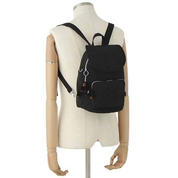 KIPLING ART 2WAY BACKPACK NEW ARRIVAL! กระเป๋าสะพายเป้สไตล์ลำลองรุ่นใหม่ วัสดุ Nylon+Polyester 100% โดดเด่นที่สามารถสะพายได้หลายแบบ ทั้งแบบเป้ หรือใช้สายยาวสะพายไหล่ หรือจะ Crossbody ก็ได้ค่ะ หูหิ้วเเละสายสะพายลวดลายสวย มีช่อง ซิปใส่ของด้านหน้า มีช่องใส่ข