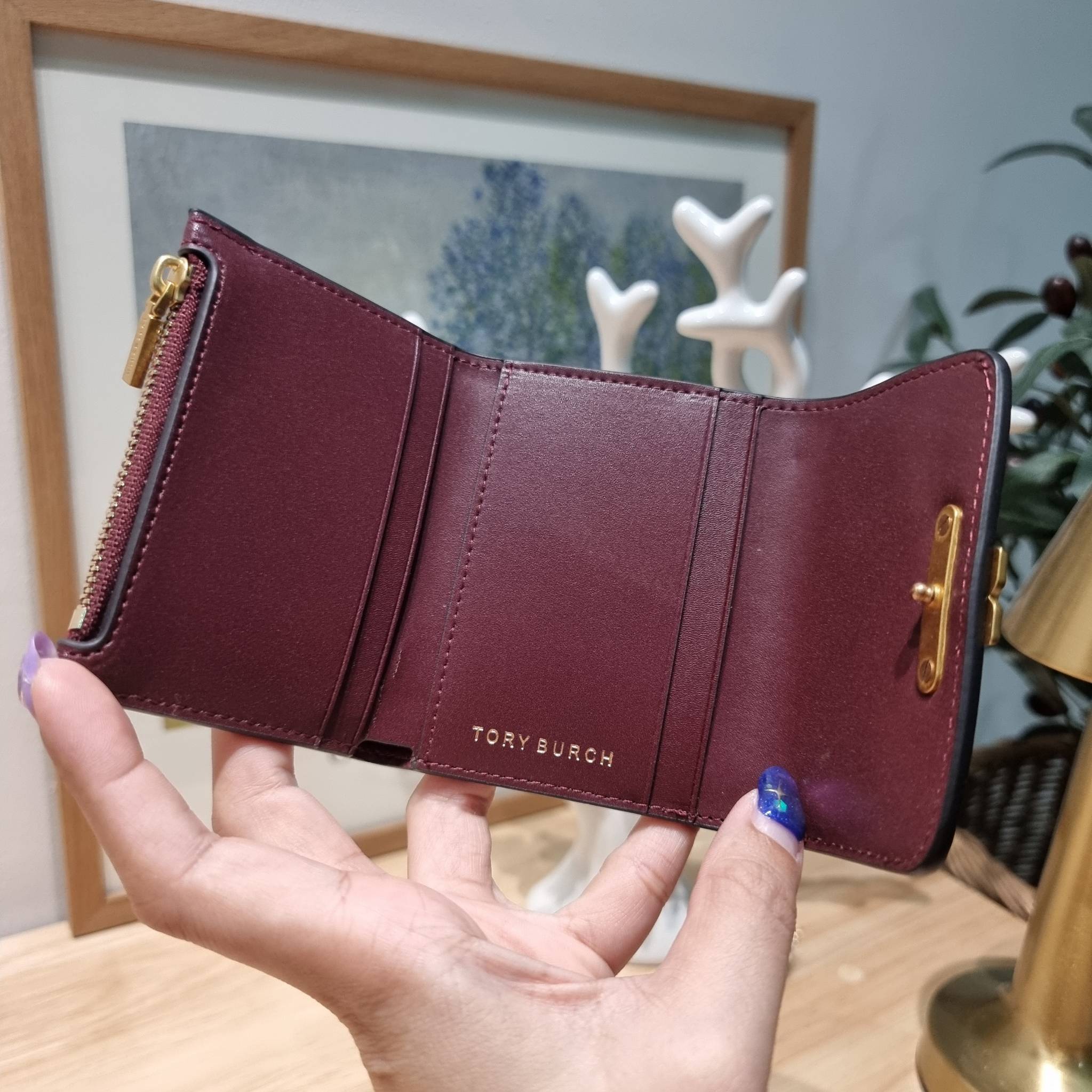 Tory wallet bag / TORY BURCH ELEANOR COMPACT WALLET กระเป๋าสตางค์ใบสั้นรุ่นขายดี แบบพับ ตัวมัมตัวแม่มากๆ ดูหรูหราทุกสี ดีไซน์คลาสสิค ขนาดกำลังพอเหมาะ โดดเด่นด้วยโลโก้สีทองดูแพง