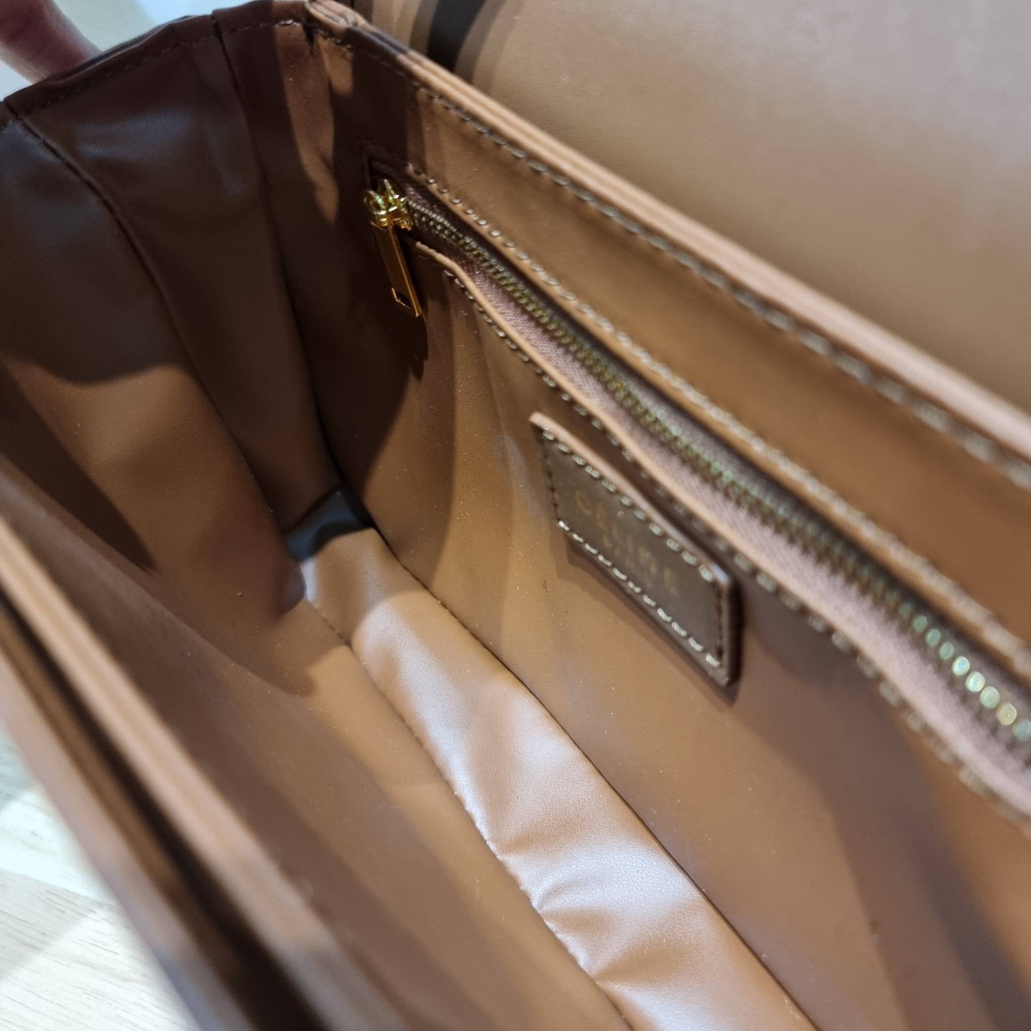 CELINE CLASSIQUE TRIOMPHE BAG IN SHINY CALFSKIN ไอเท็มสุดคลาสสิค ที่ขาดไม่ได้ กระเป๋าสะพายทรงสวยคลาสสิค แฝงความผู้ดี ที่ใช้ได้ทั้งชายหญิง
