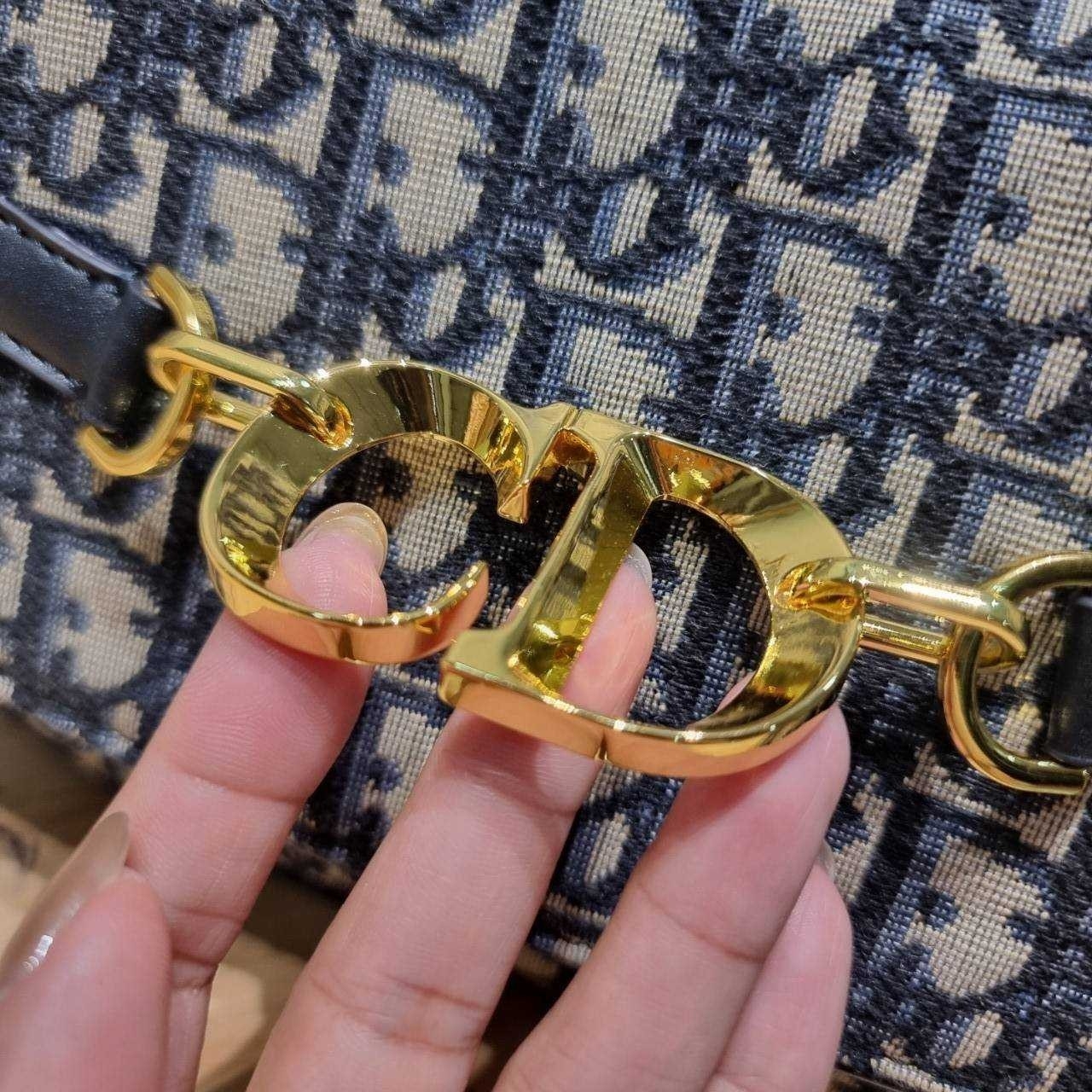 Small CD Besace Bag Blue Dior Oblique กระเป๋าสะพายทรงสวย ดีไซน์โลโก้โดดเด่นและหรูหรา