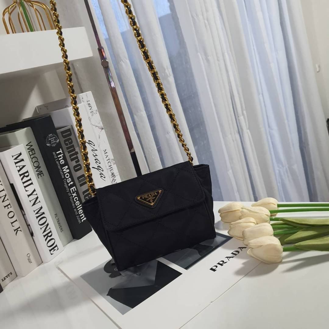 PRADA SHOULDER BAG ส่งตรงจากเคาเตอร์ต่างประเทศ นานๆจะมาทีคะ **ขนาดมินิปุ๊กปิ๊ก กับแบรนด์ Prada เก๋ ไม่ซ้ำใครแน่นอนคะรุ่นนี้ เปิดปิดด้วยกระดุมแม่เหล็ก ภายในบุผ้าแบรนด์ และ มีป้ายโลหะแบรนด์ **อะไหล่ทองเข้มทั้งใบ สามารถใส่Iphone11+ ได้ งานน่ารัก ราคาดี้ดีแบบ