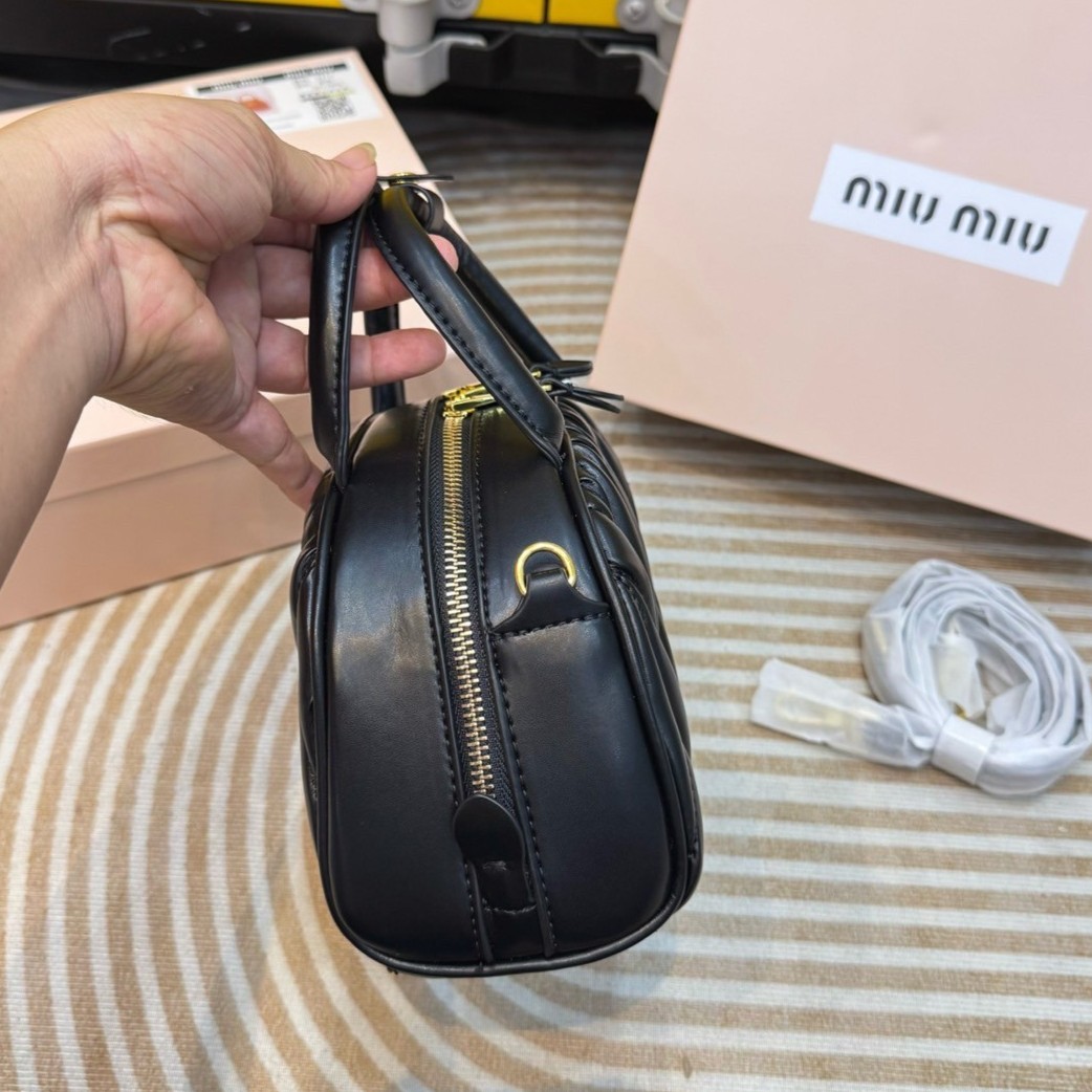 MIU MIU Dumplings leather bag กระเป๋าถือ/สะพายสุดชิค ดีไซน์เพิ่มดีเทล ด้วยการเดินด้ายเป็นเอกลักษณ์ สวยดูแพง ดีไซน์เรียบแต่มากมีอยู่จริง สวยดูแพง แมทชุดได้ง่ายสุด มินิมอลมินิใจ หูจับในตัวง่ายและสะดวกพกพา